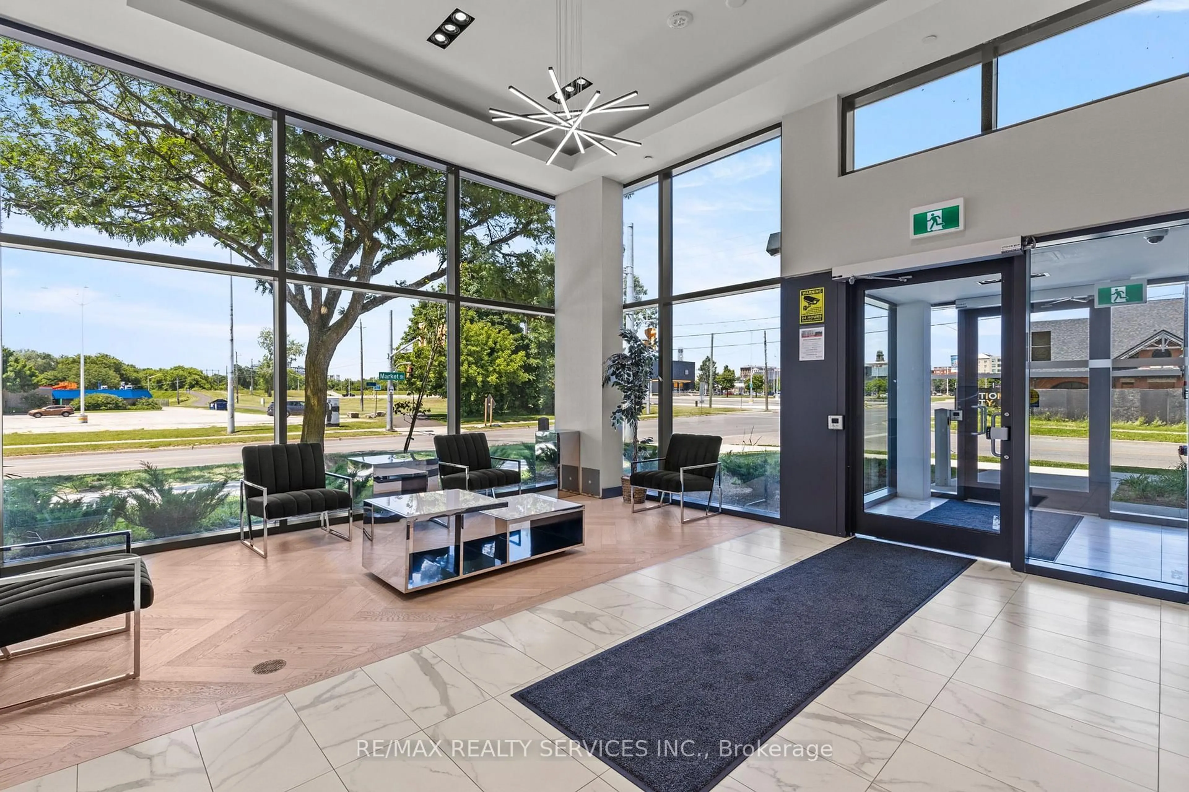 Indoor foyer for 7 Erie Ave #811, Brantford Ontario N3S 2A7