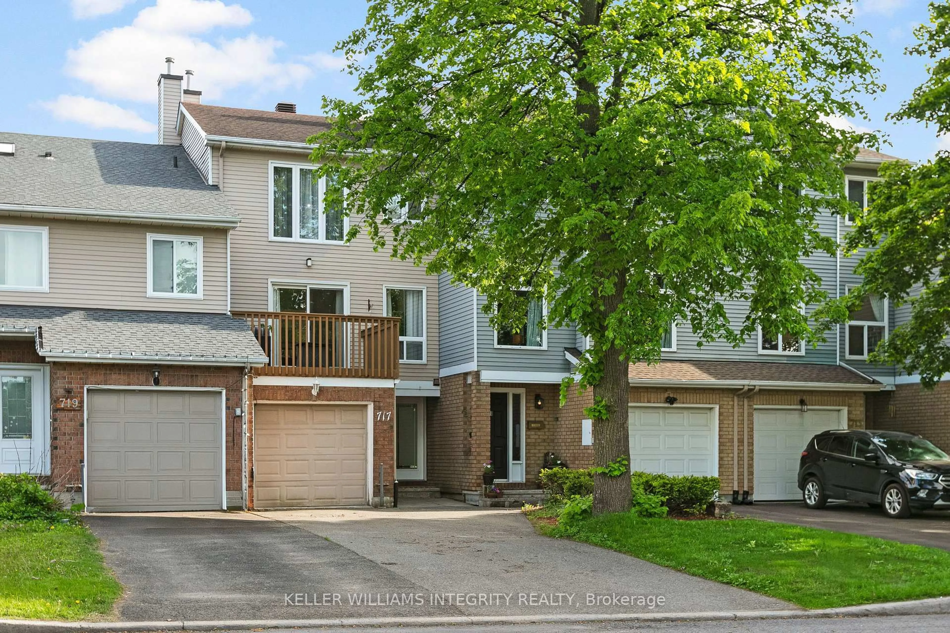 A pic from outside/outdoor area/front of a property/back of a property/a pic from drone, street for 717 Brome Cres, Ottawa Ontario K4A 3G8