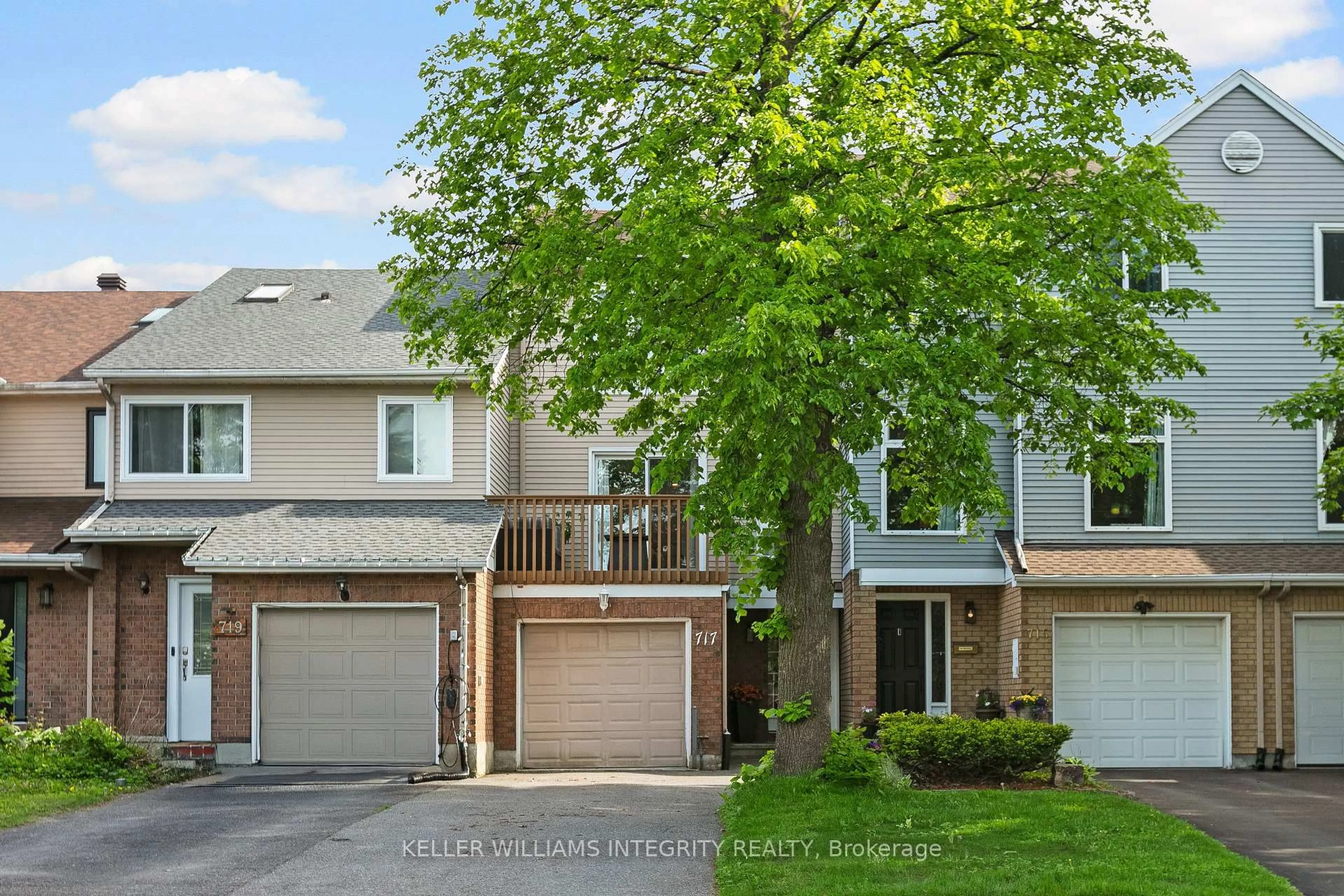 Home with vinyl exterior material, street for 717 Brome Cres, Ottawa Ontario K4A 3G8