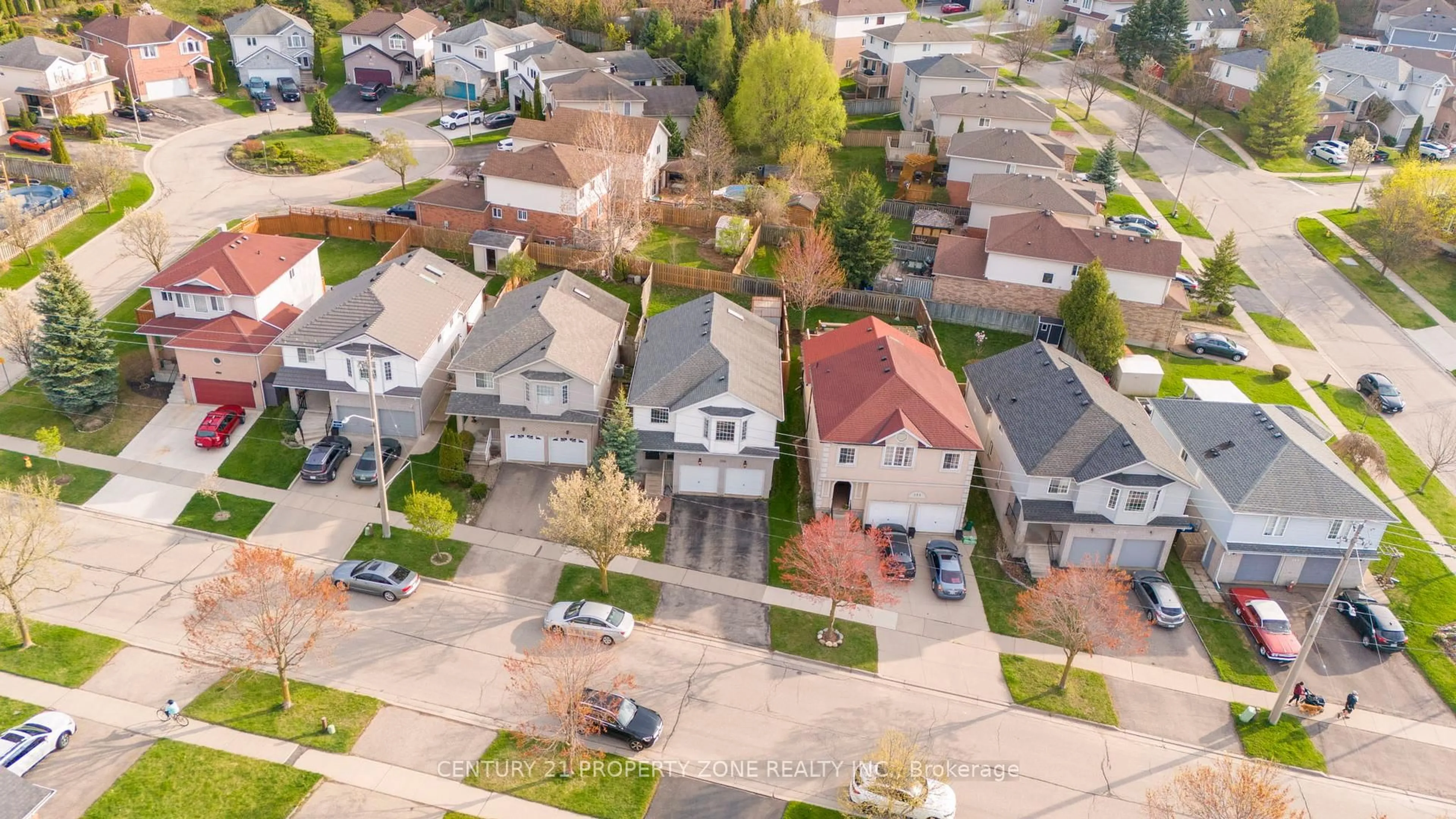 A pic from outside/outdoor area/front of a property/back of a property/a pic from drone, street for 359 Otterbein Rd, Kitchener Ontario N2B 3V9