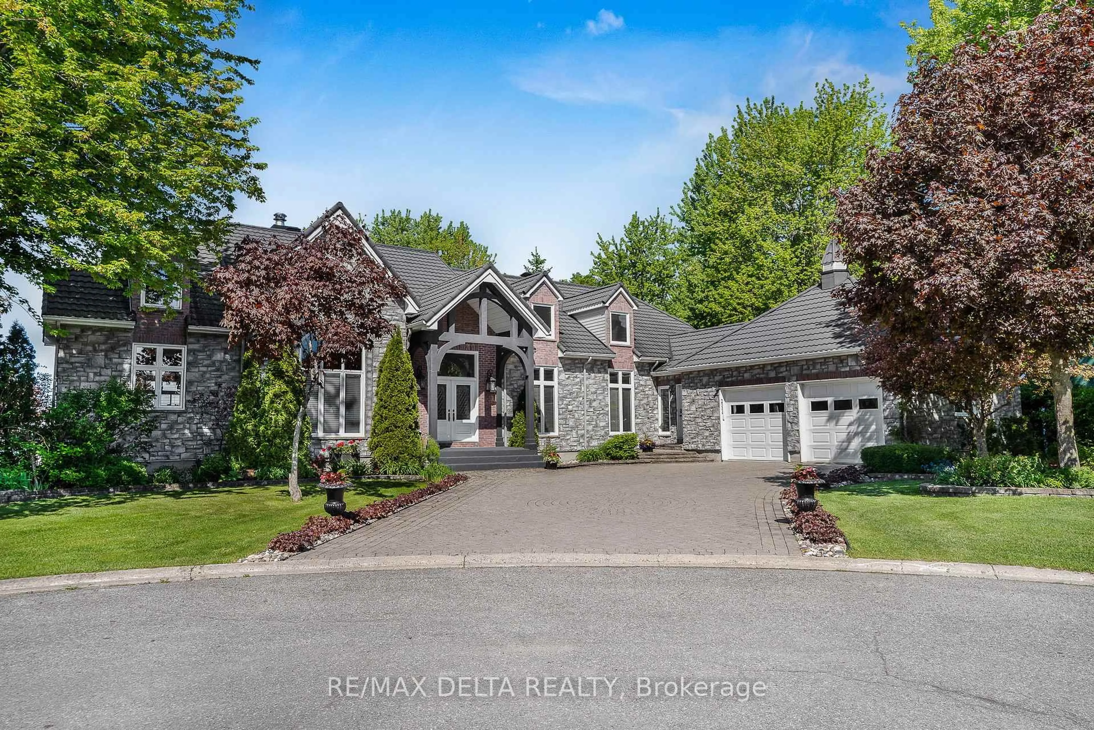 A pic from outside/outdoor area/front of a property/back of a property/a pic from drone, street for 2584 Woods St, Clarence-Rockland Ontario K4K 1J2