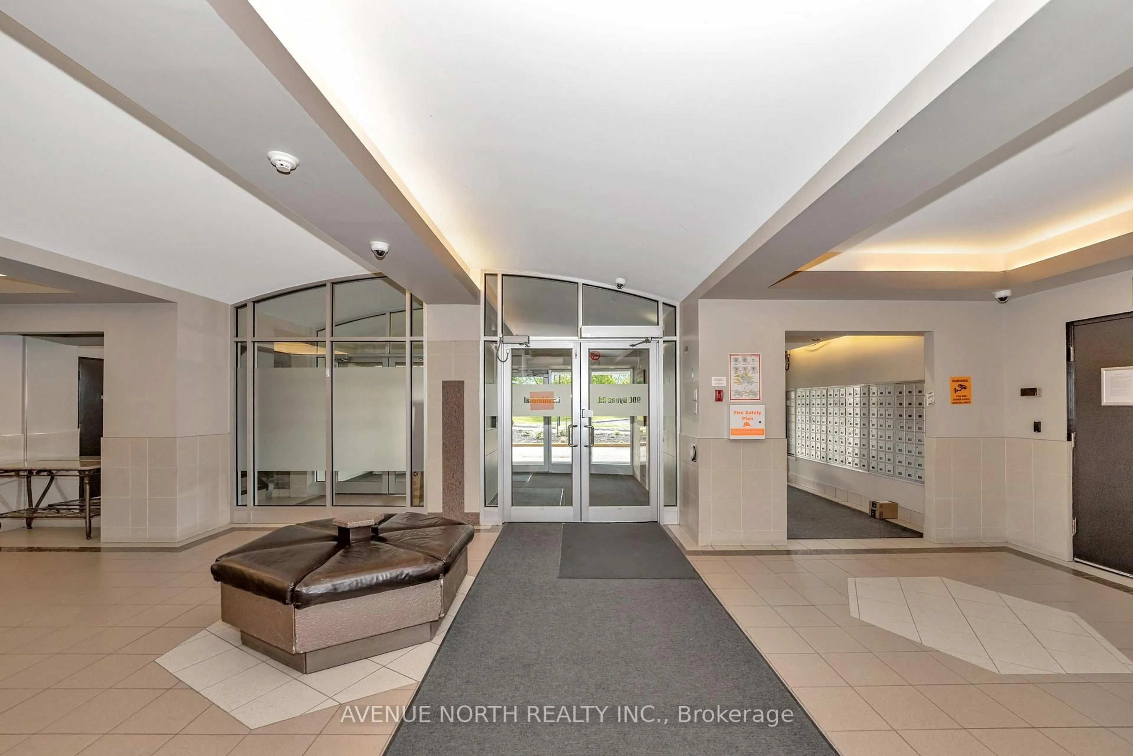 Indoor foyer for 900 Dynes Rd #308, Ottawa Ontario K2C 3L6