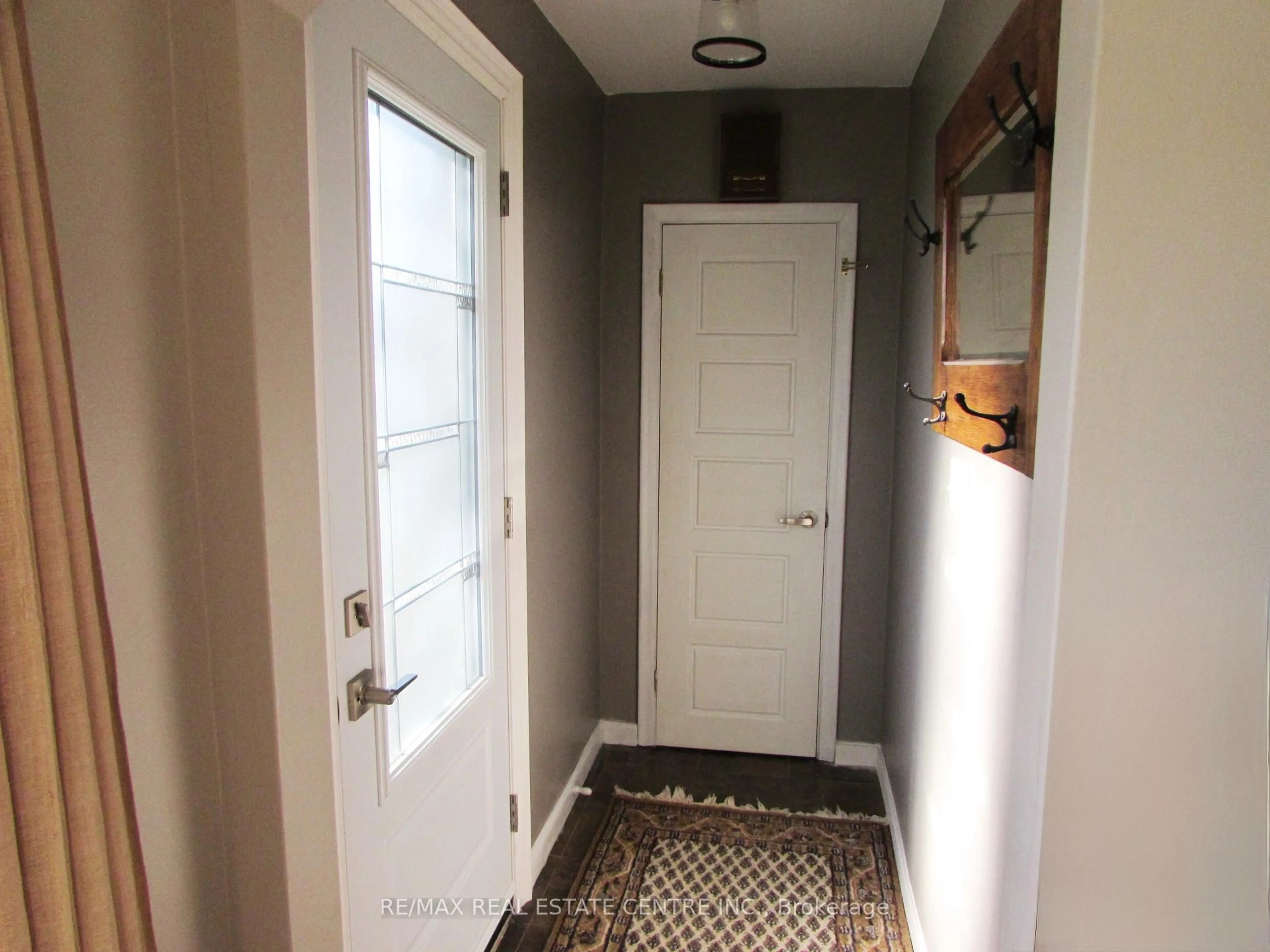 Indoor entryway for 342 East 17th St, Hamilton Ontario L9A 4M8
