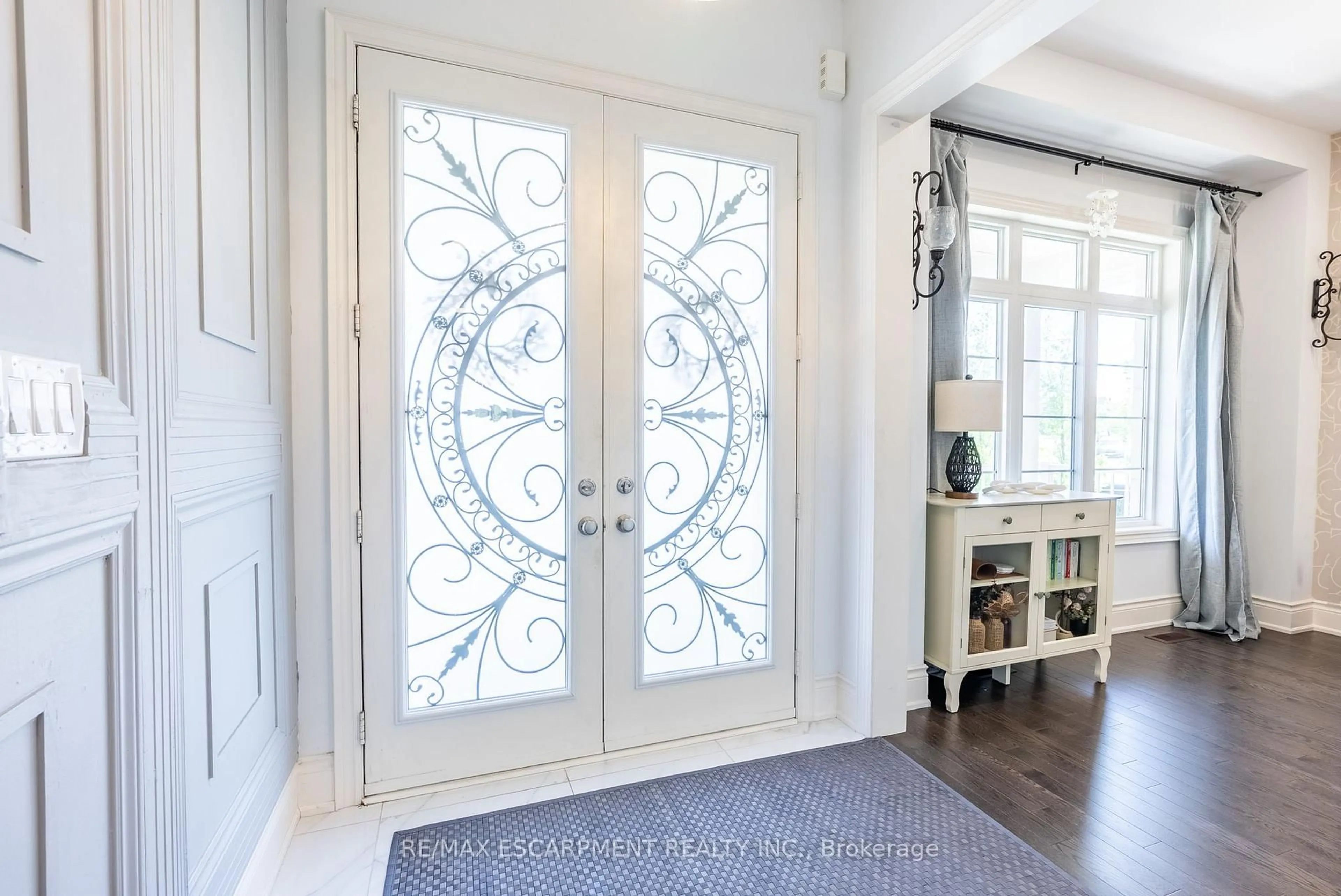 Indoor entryway for 219 Humphrey St, Hamilton Ontario L8B 1X4