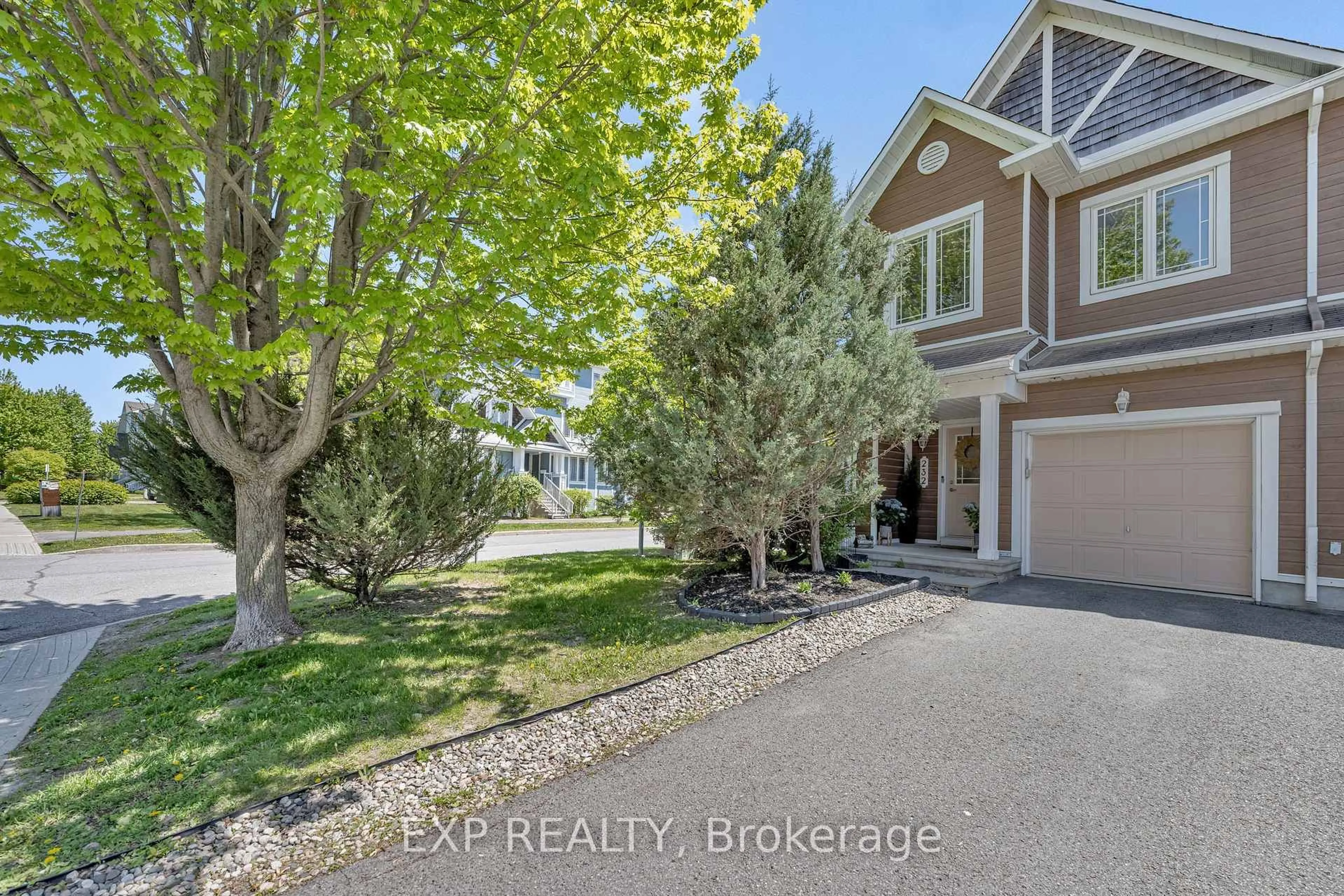 A pic from outside/outdoor area/front of a property/back of a property/a pic from drone, street for 232 Meadowbreeze Dr, Ottawa Ontario K2M 3A7