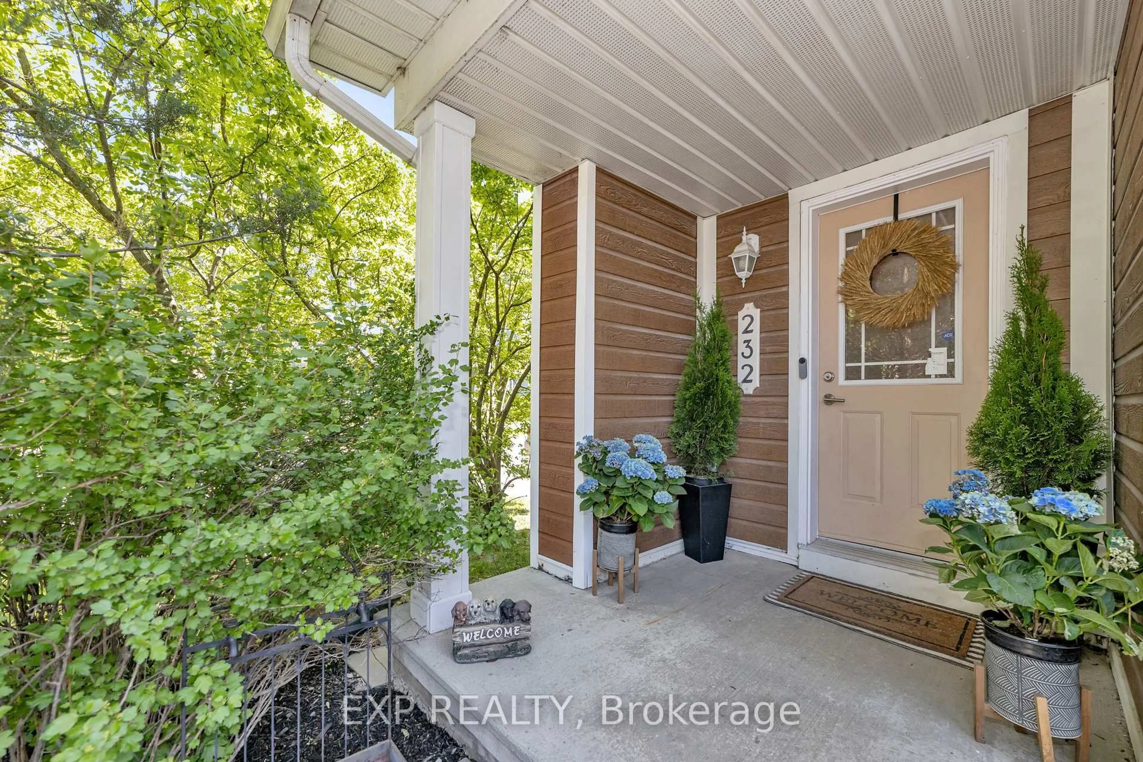 Indoor entryway for 232 Meadowbreeze Dr, Ottawa Ontario K2M 3A7