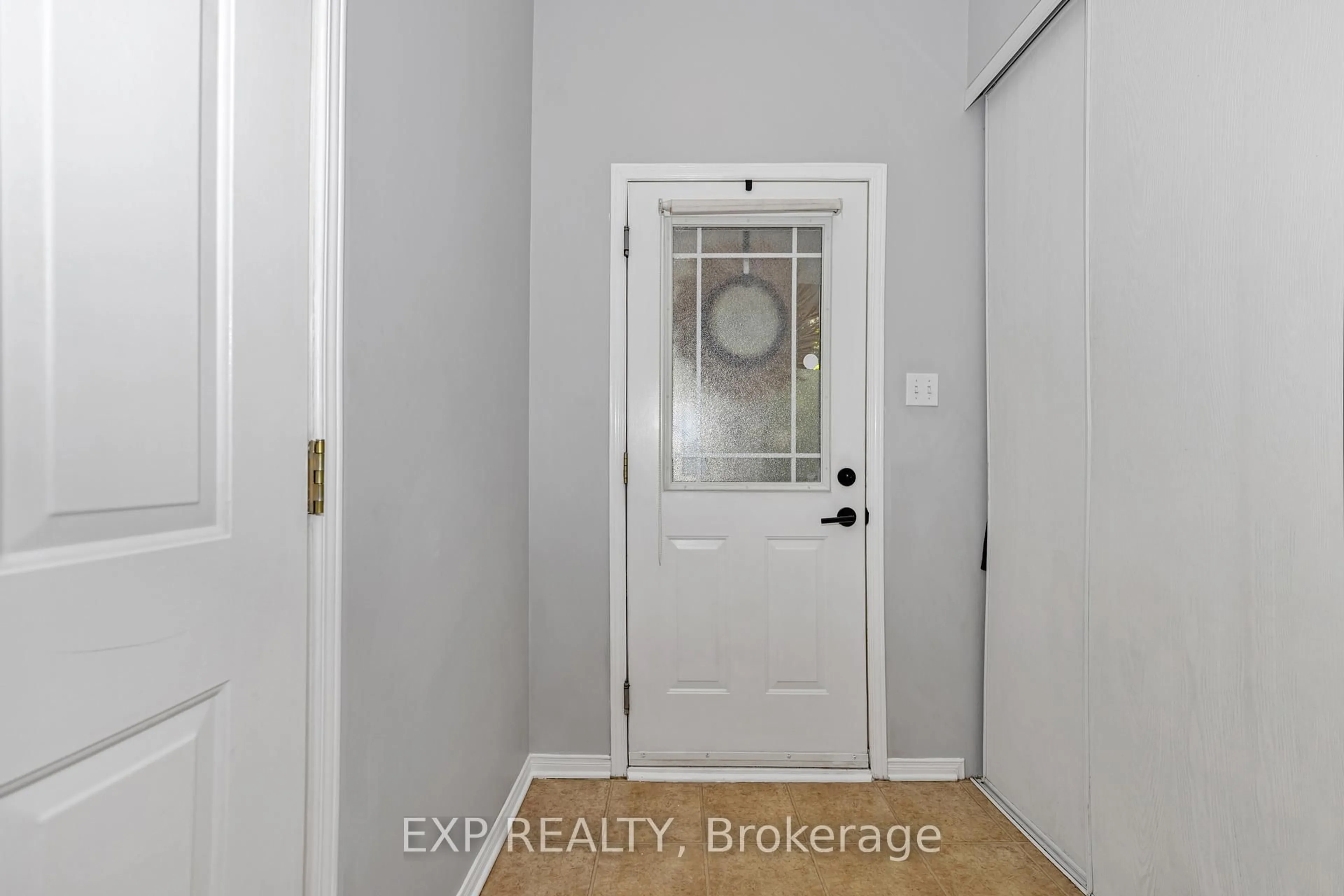 Indoor entryway for 232 Meadowbreeze Dr, Ottawa Ontario K2M 3A7
