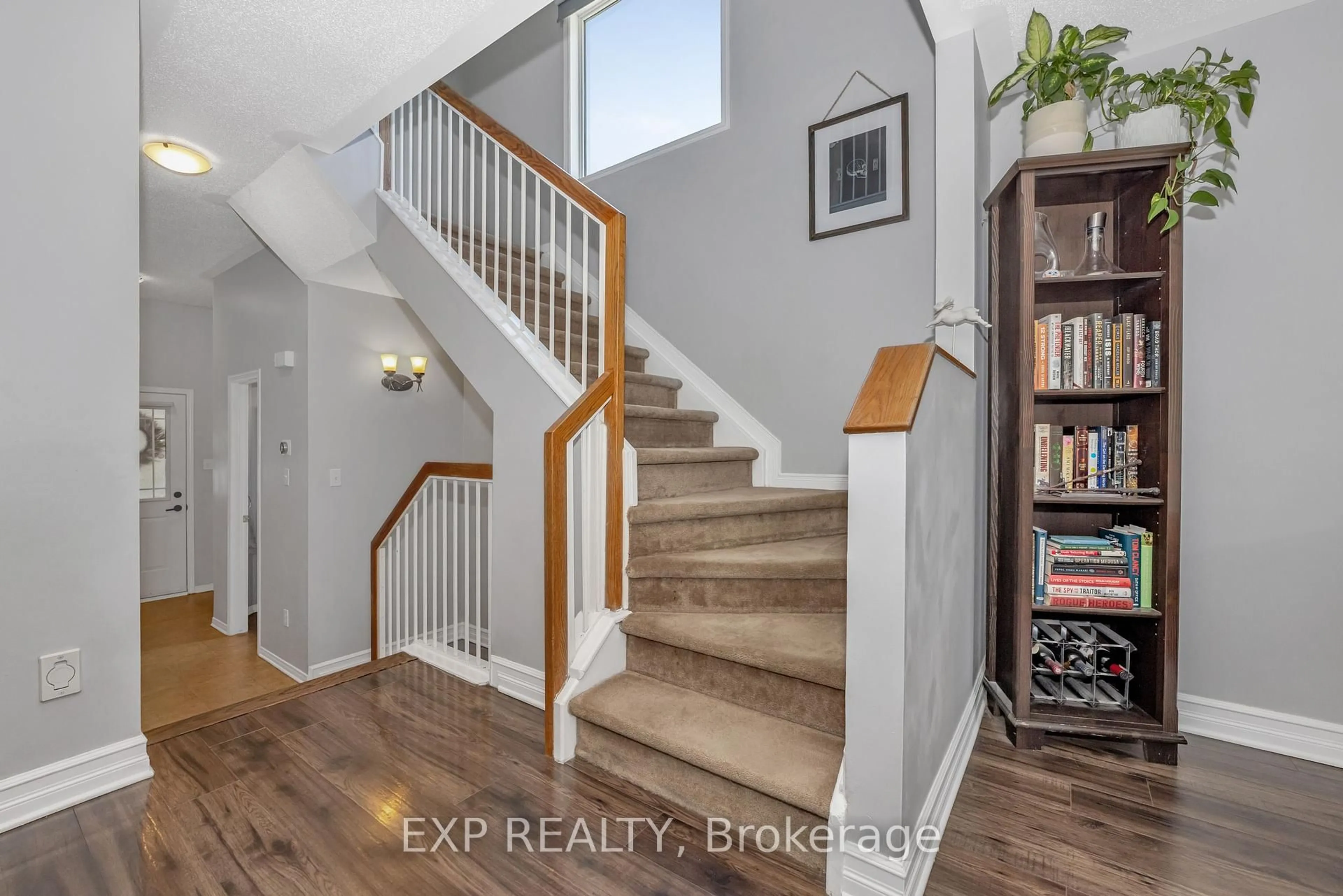 Indoor entryway for 232 Meadowbreeze Dr, Ottawa Ontario K2M 3A7