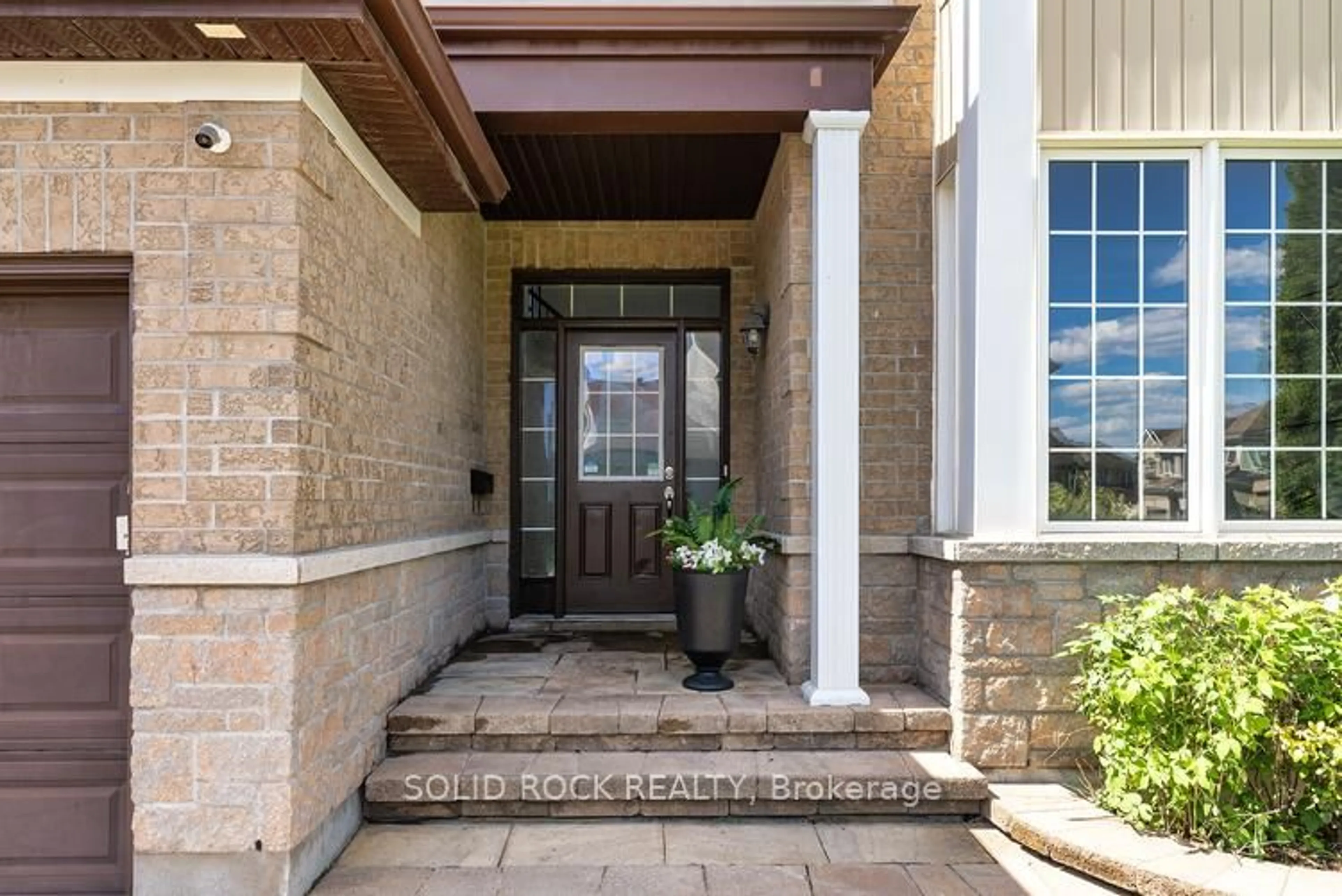 Indoor entryway for 531 Bretby Cres, Ottawa Ontario K2J 5P9
