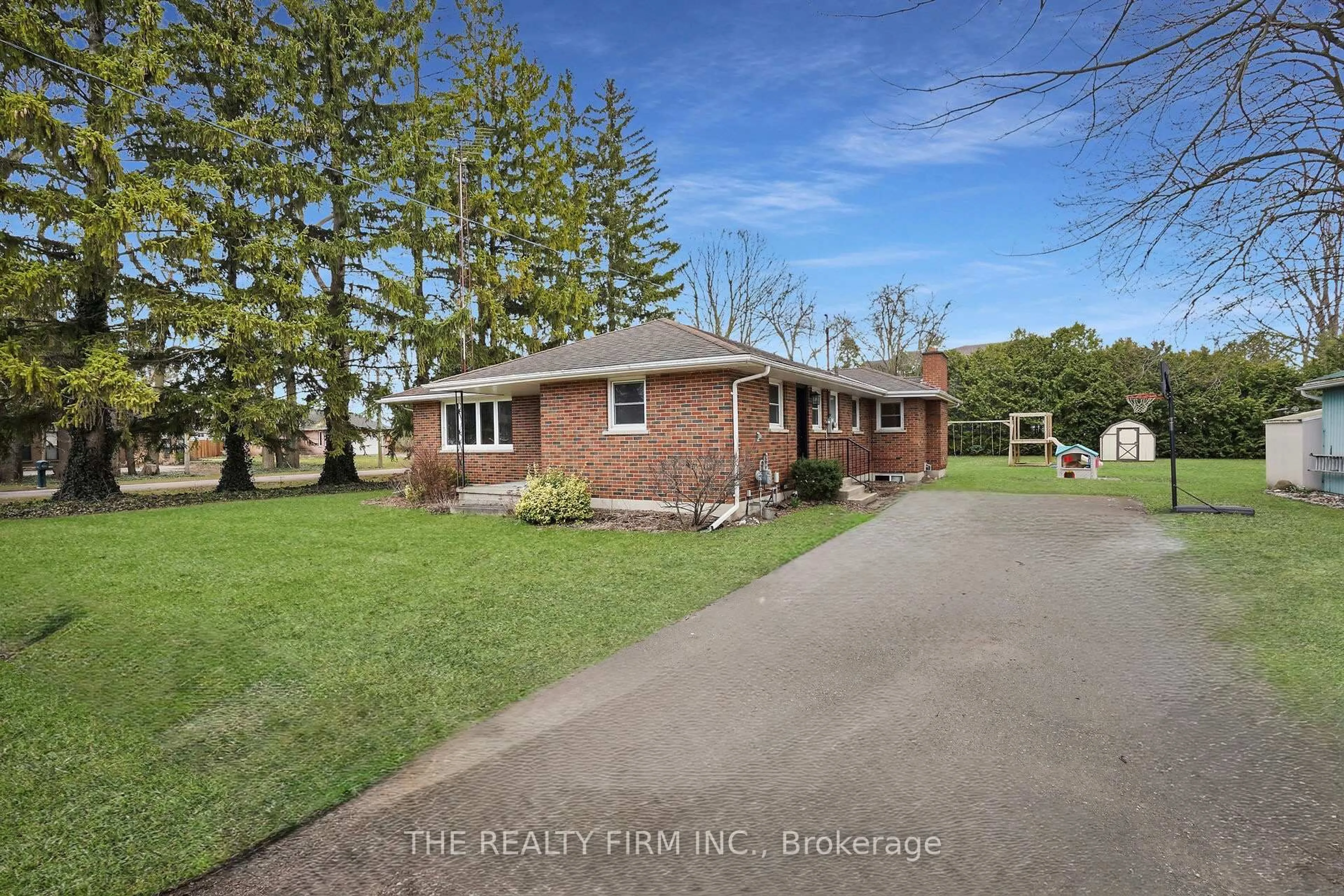 A pic from outside/outdoor area/front of a property/back of a property/a pic from drone, street for 675 Regent St, Strathroy-Caradoc Ontario N0L 1W0