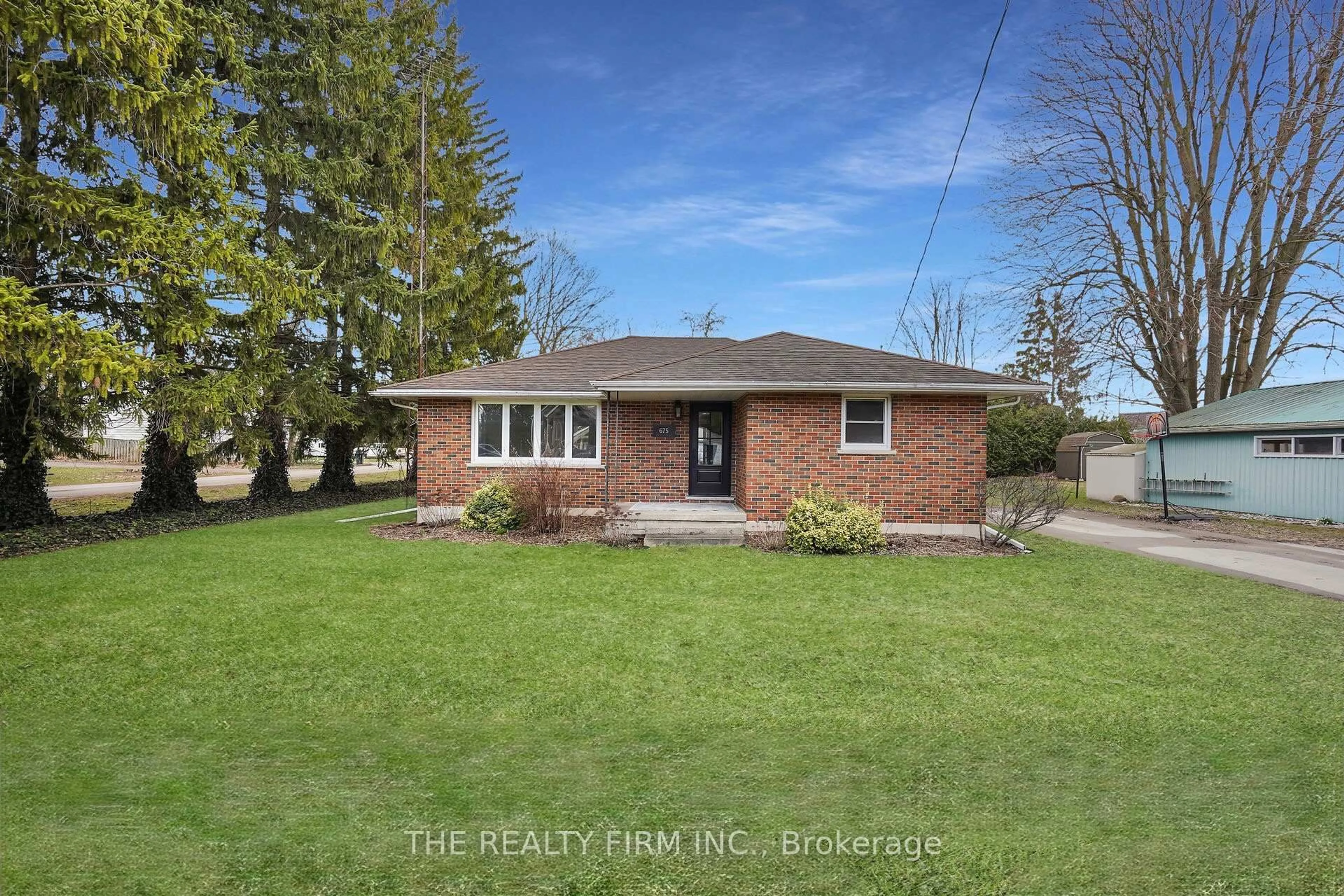 A pic from outside/outdoor area/front of a property/back of a property/a pic from drone, street for 675 Regent St, Strathroy-Caradoc Ontario N0L 1W0