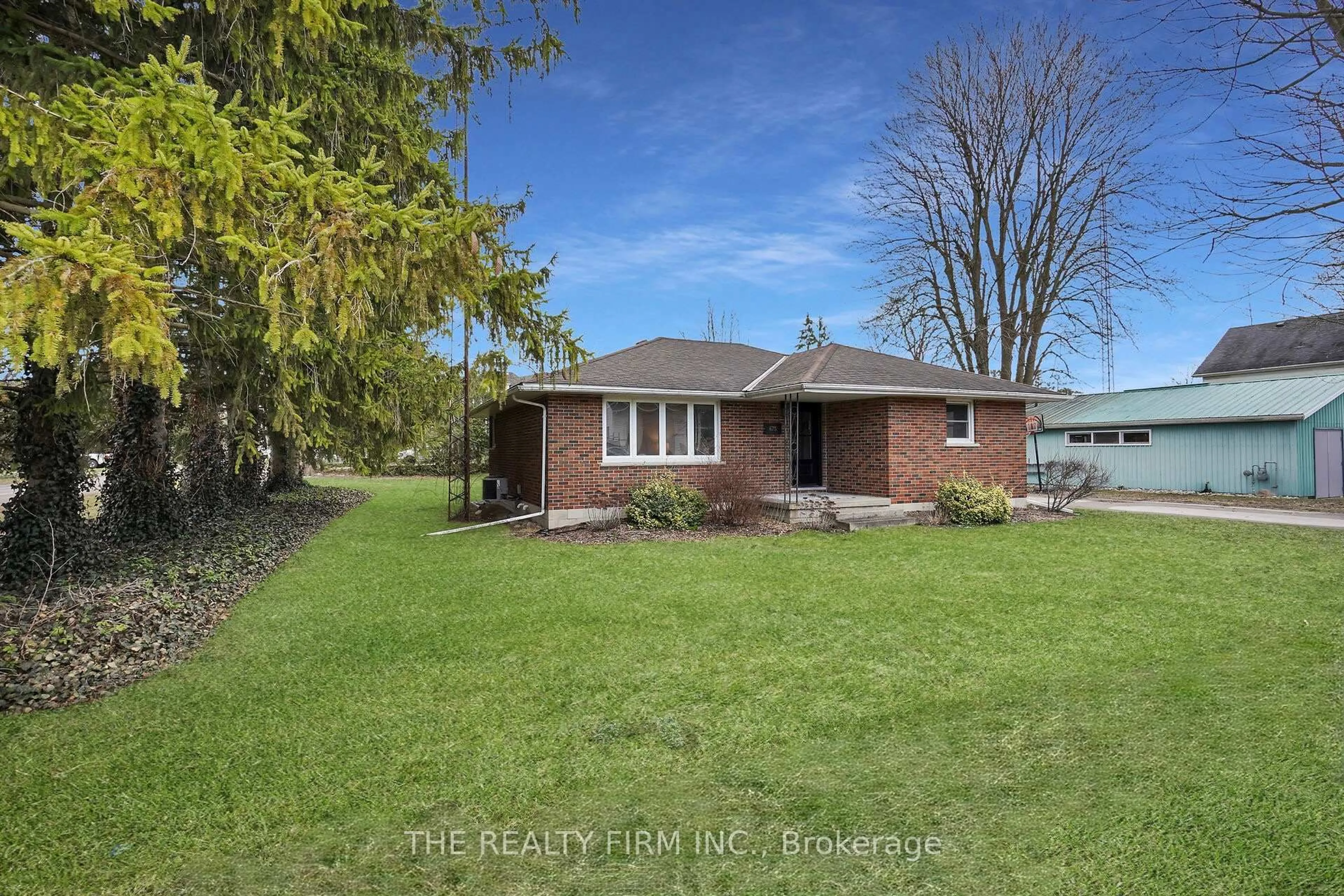 A pic from outside/outdoor area/front of a property/back of a property/a pic from drone, water/lake/river/ocean view for 675 Regent St, Strathroy-Caradoc Ontario N0L 1W0