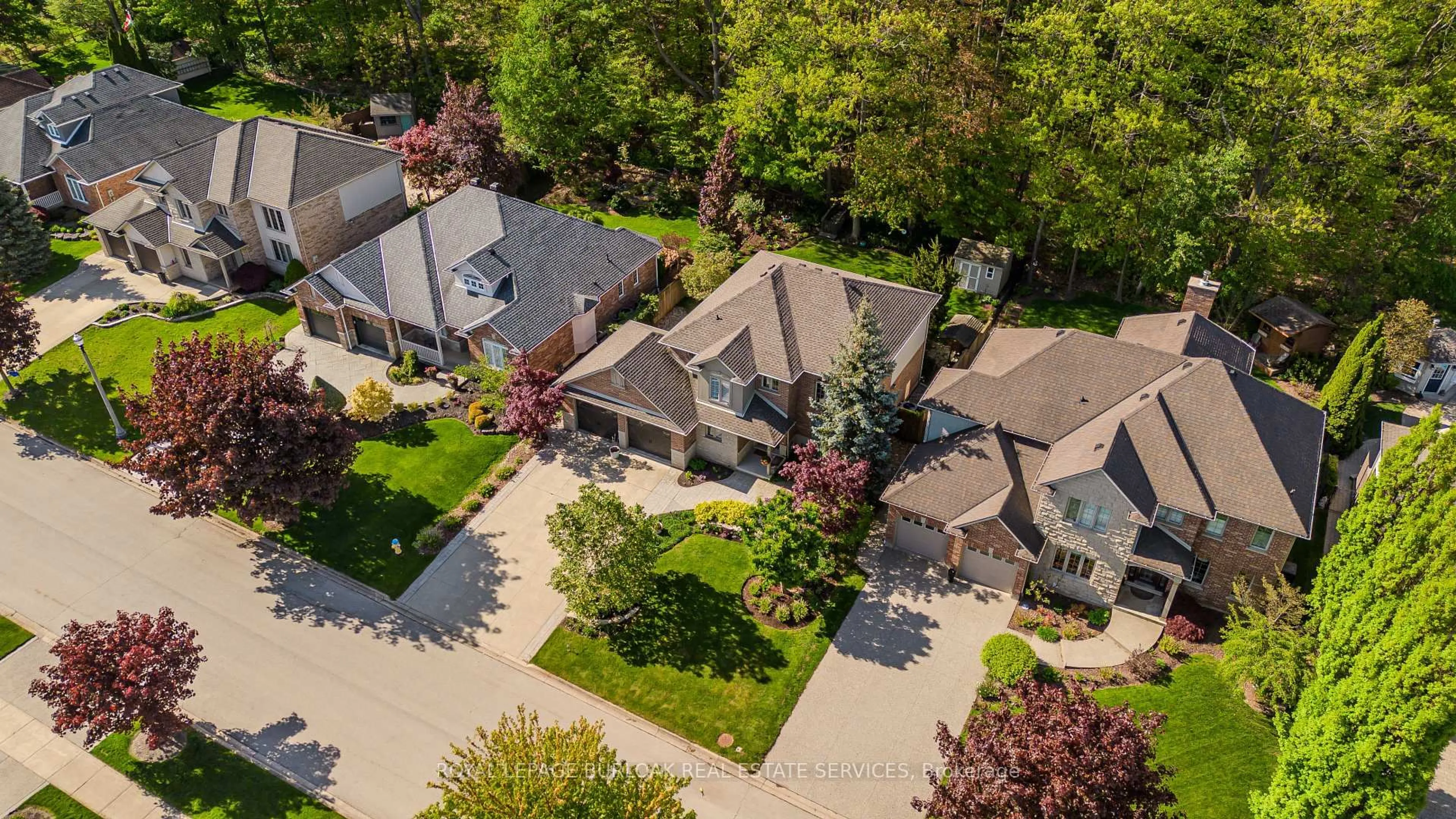 A pic from outside/outdoor area/front of a property/back of a property/a pic from drone, street for 82 Terrace Dr, Grimsby Ontario L3M 1B5