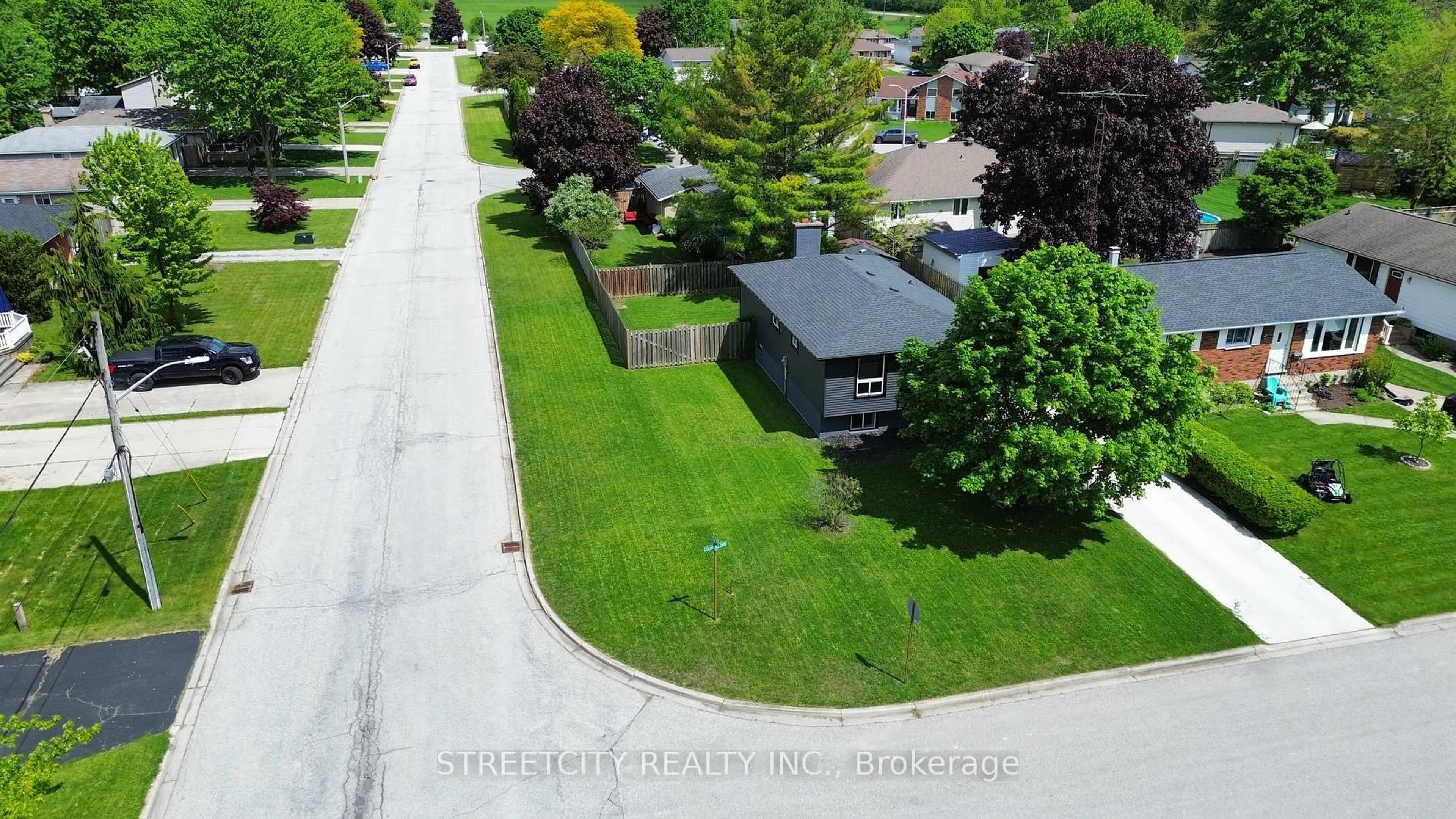 A pic from outside/outdoor area/front of a property/back of a property/a pic from drone, street for 1578 Councillors St, St. Clair Ontario N0N 1H0