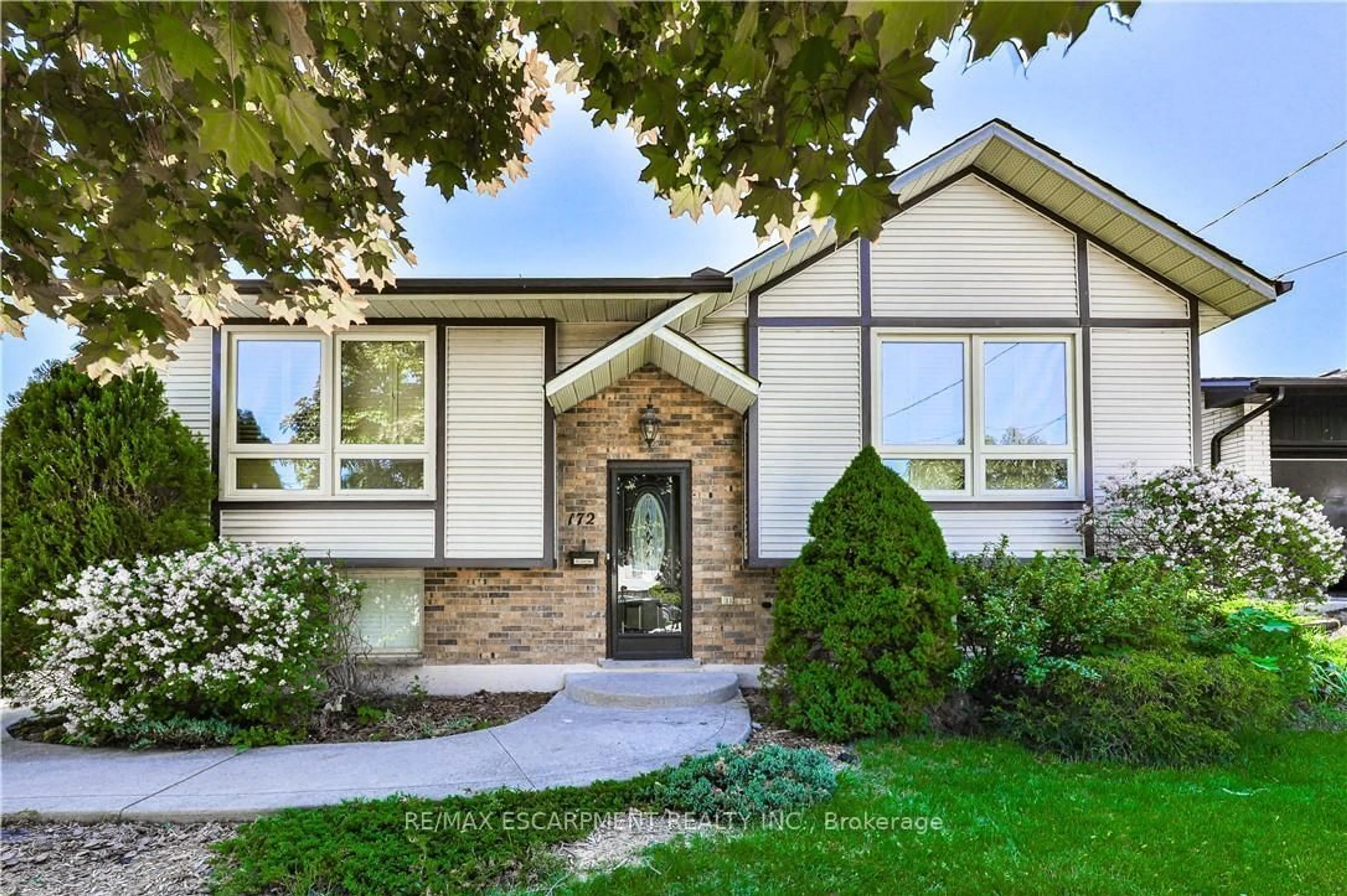 Home with vinyl exterior material, street for 172 HANOVER Pl, Hamilton Ontario L8K 5X6