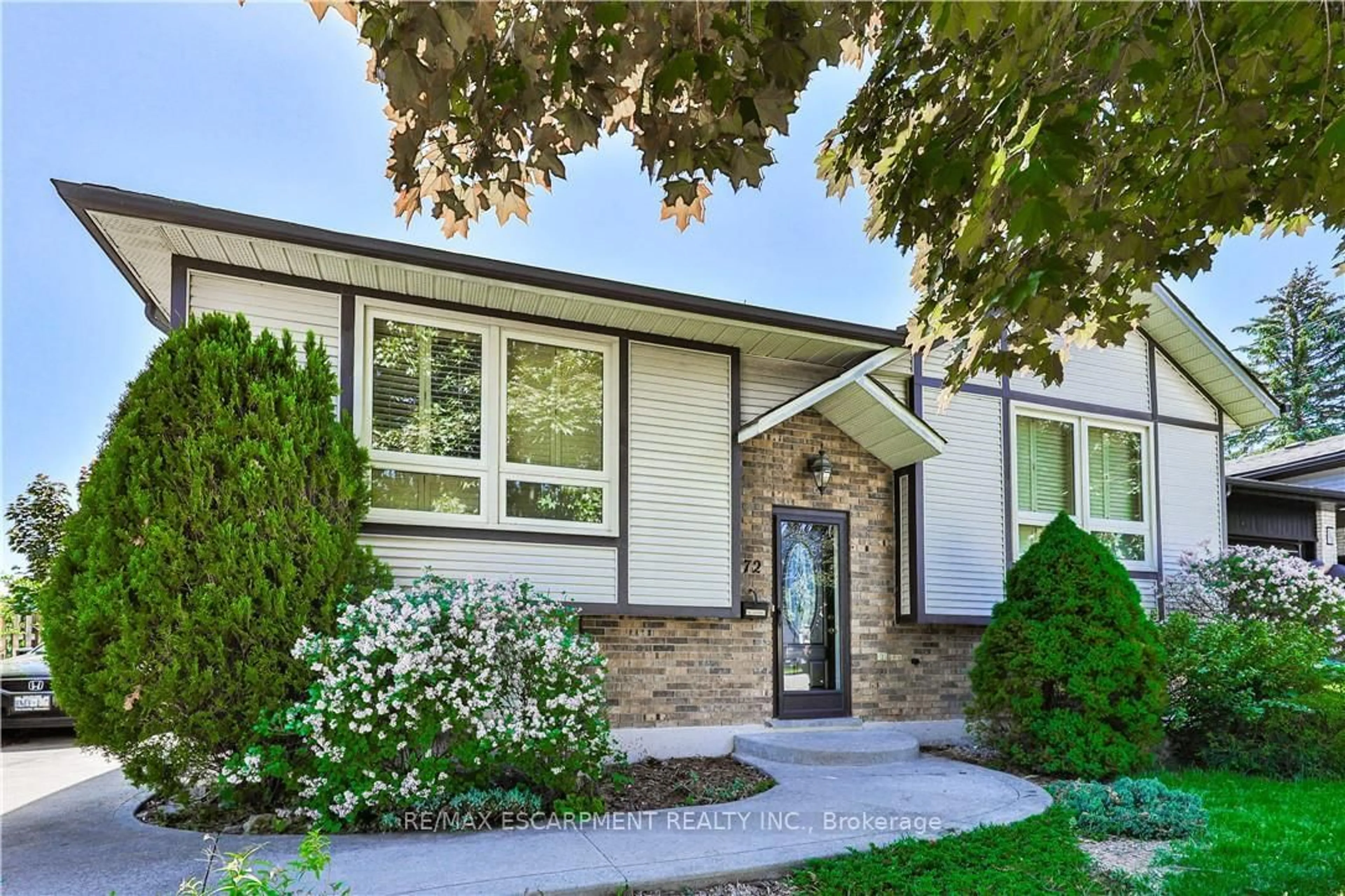 Home with vinyl exterior material, street for 172 HANOVER Pl, Hamilton Ontario L8K 5X6