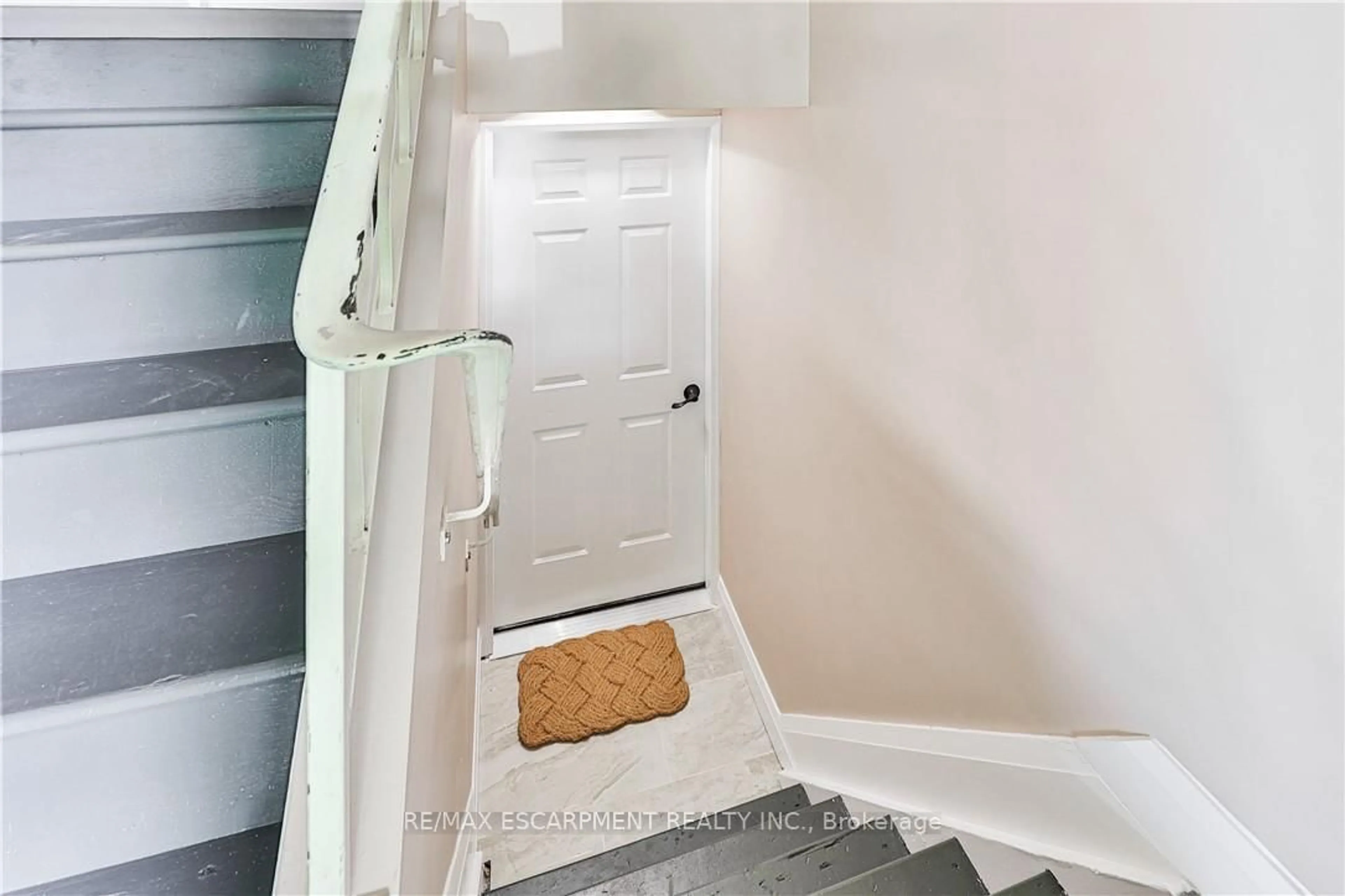 Stairs for 172 HANOVER Pl, Hamilton Ontario L8K 5X6