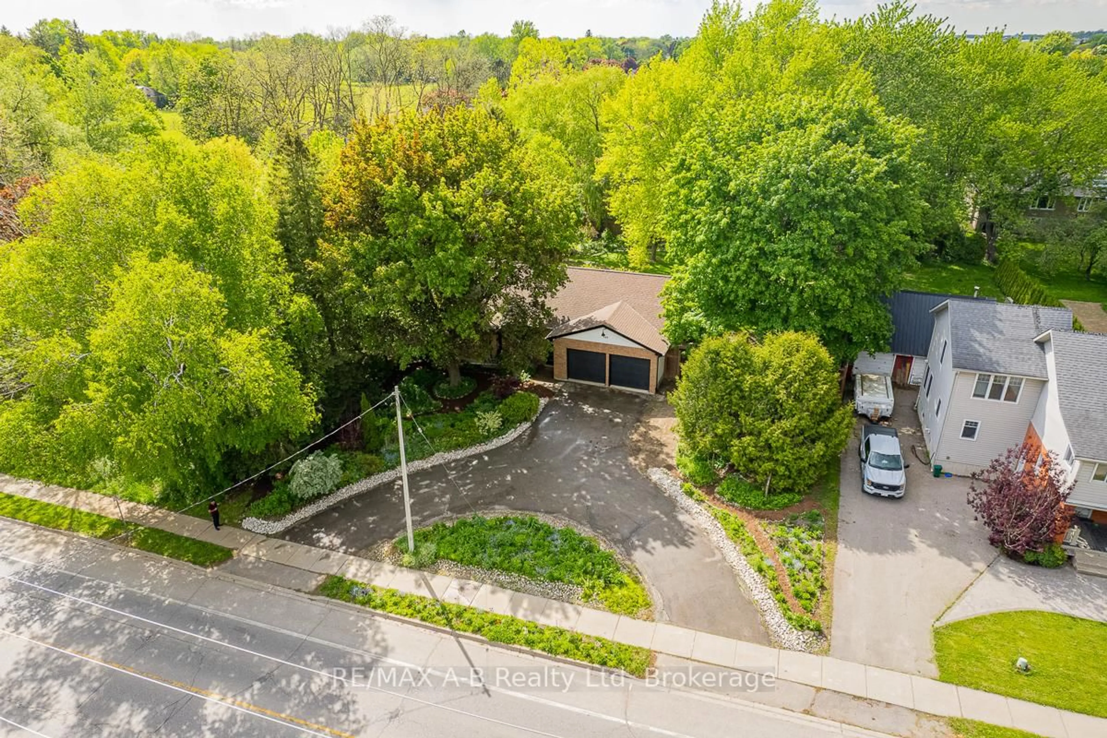 A pic from outside/outdoor area/front of a property/back of a property/a pic from drone, street for 380 Mornington St, Stratford Ontario N5A 5G6