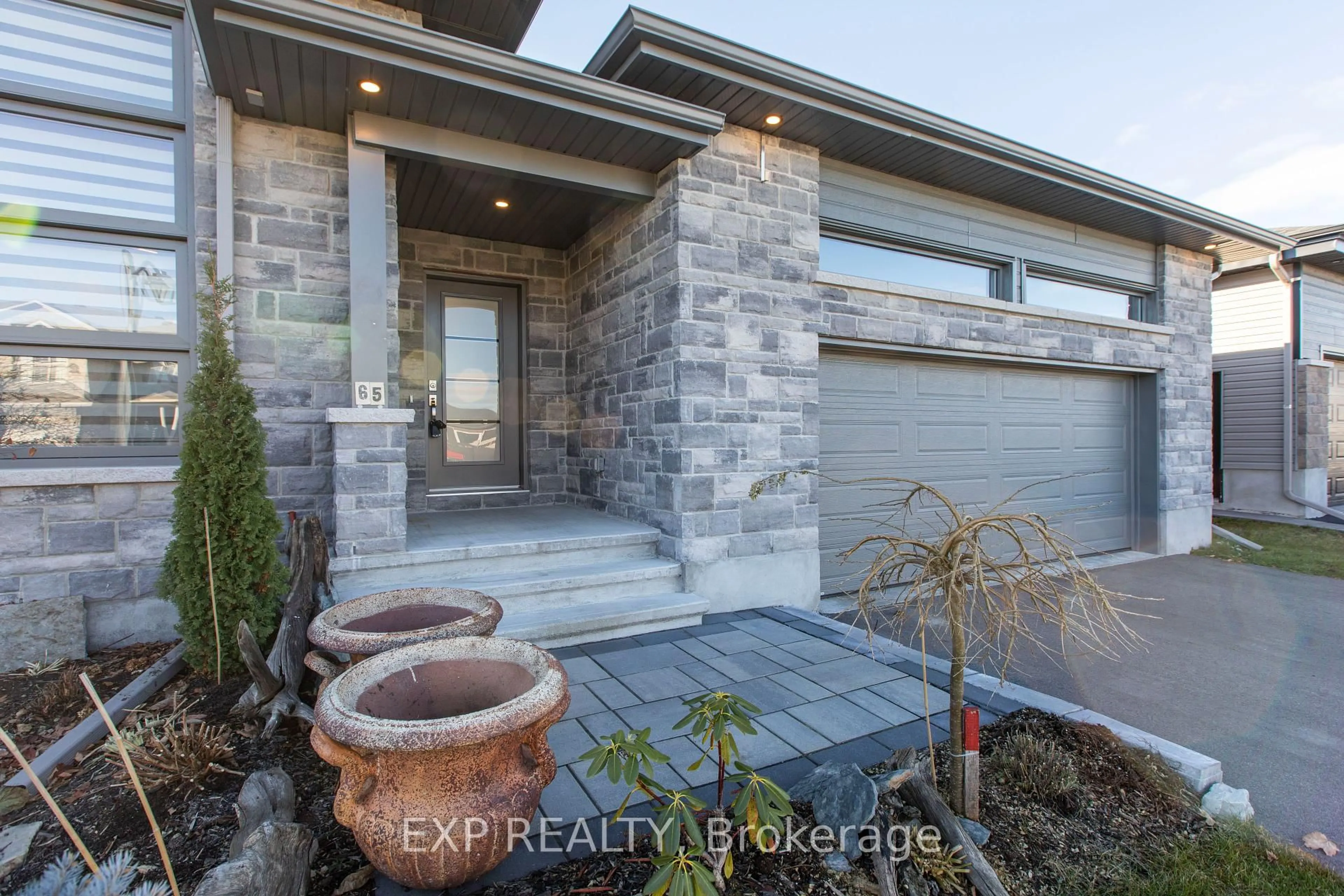 Indoor entryway for 65 GRANITE St, Clarence-Rockland Ontario K4K 0H7
