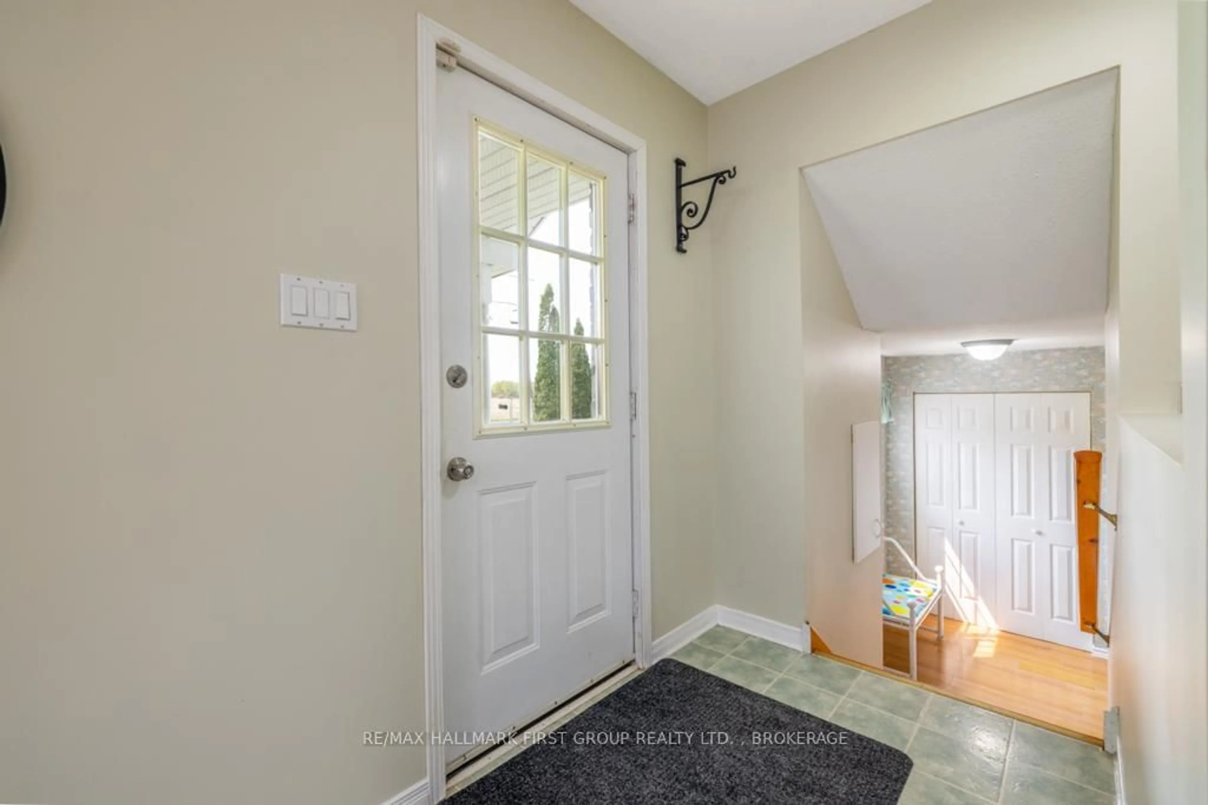 Indoor entryway for 2202 SANDS Rd, Battersea Ontario K0H 1H0