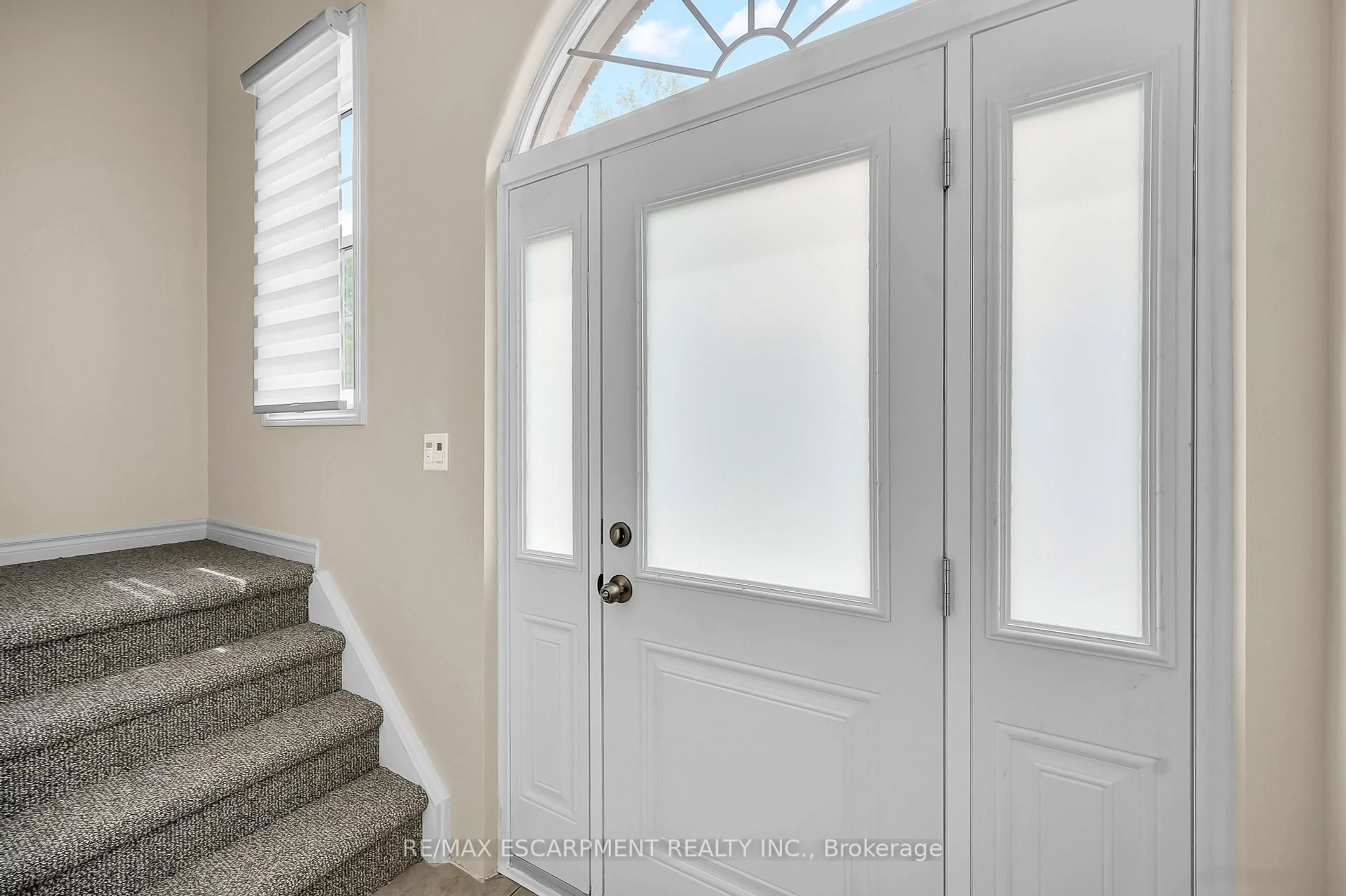 Indoor entryway for 27A Walnut St, St. Catharines Ontario L2T 1H6