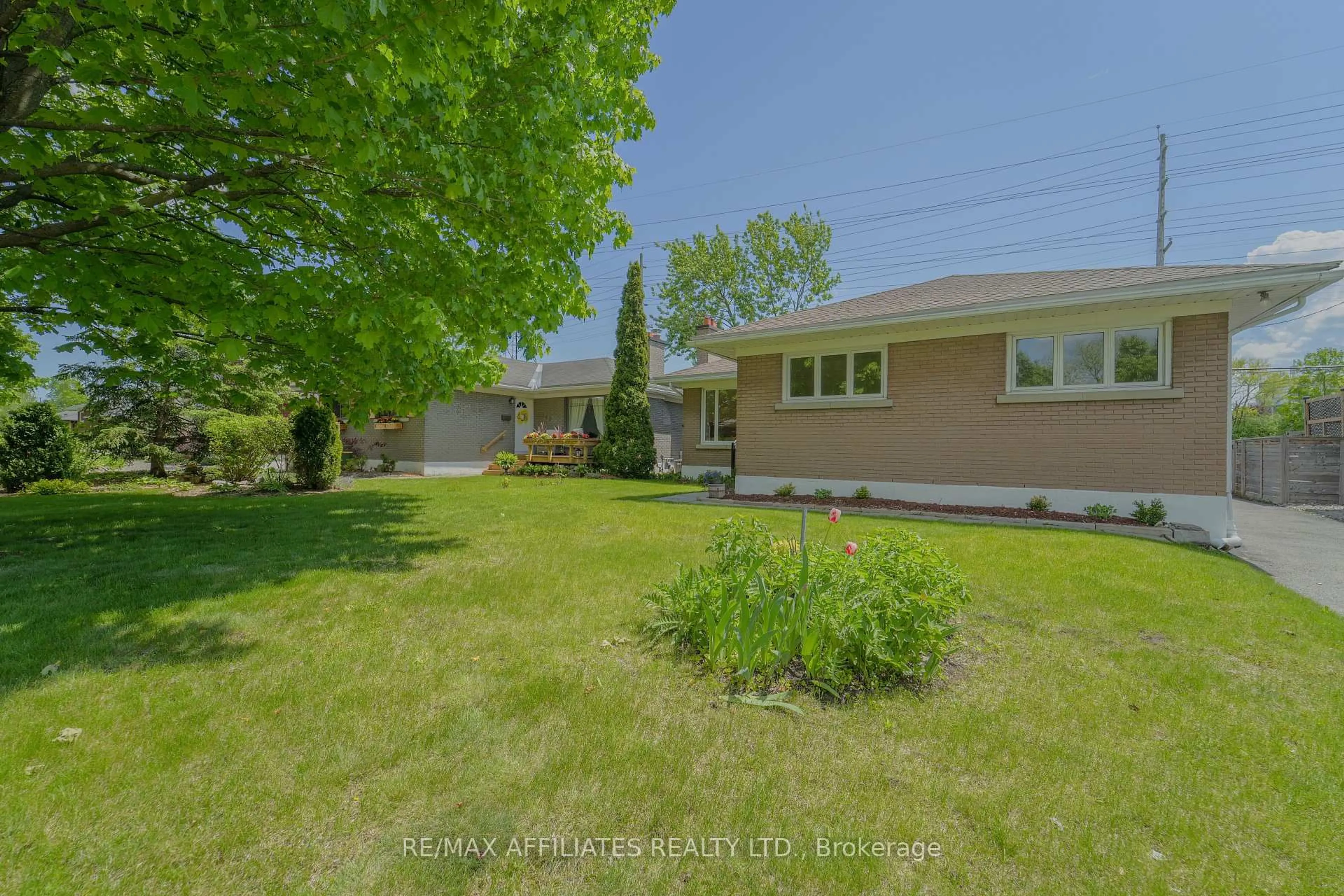 A pic from outside/outdoor area/front of a property/back of a property/a pic from drone, street for 536 Browning Ave, Ottawa Ontario K1G 0T4