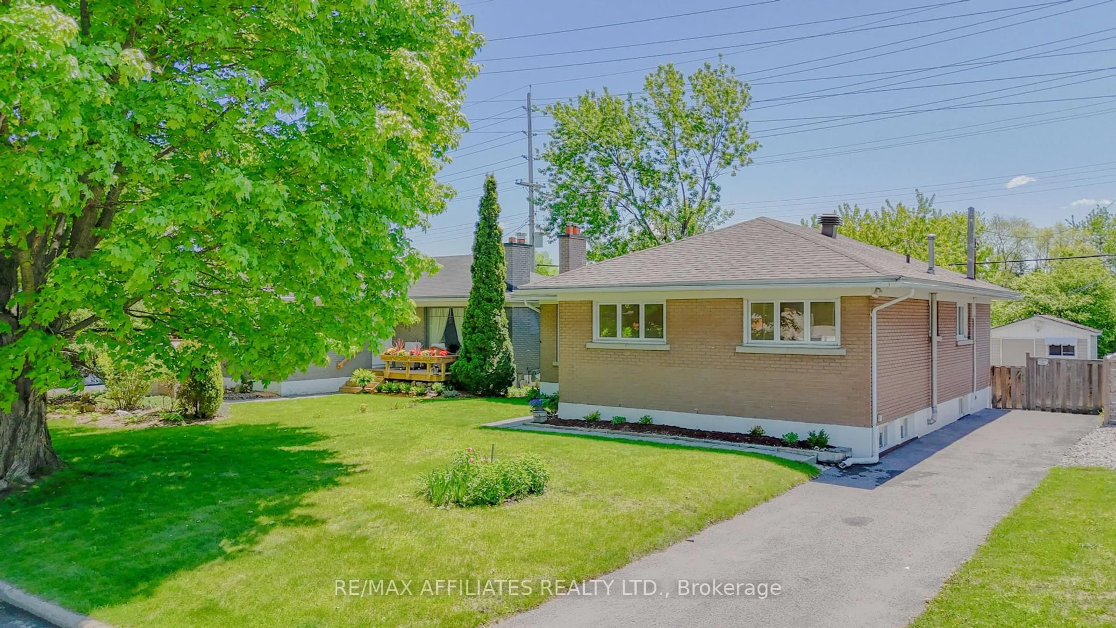 A pic from outside/outdoor area/front of a property/back of a property/a pic from drone, street for 536 Browning Ave, Ottawa Ontario K1G 0T4