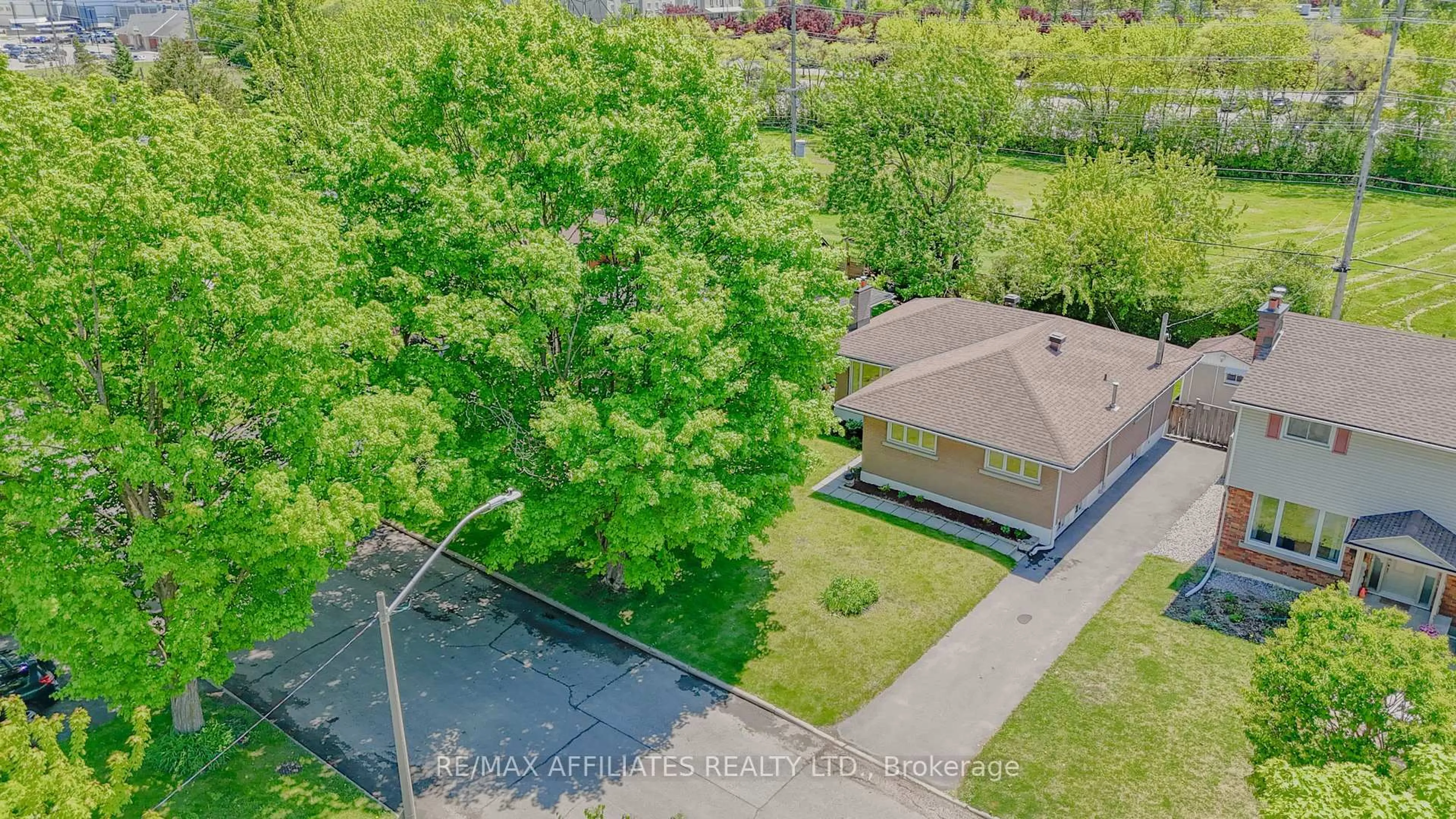 A pic from outside/outdoor area/front of a property/back of a property/a pic from drone, street for 536 Browning Ave, Ottawa Ontario K1G 0T4