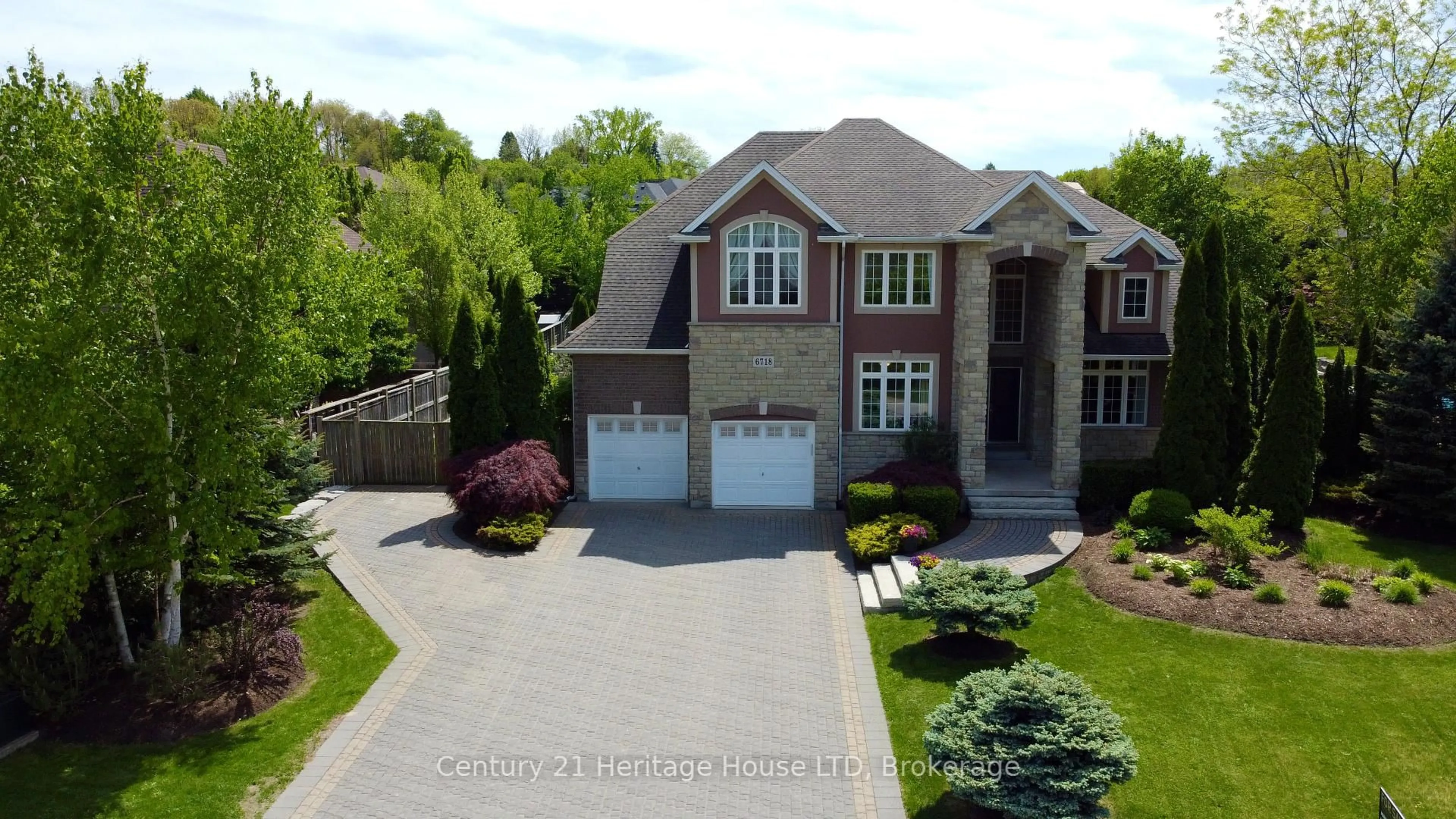 A pic from outside/outdoor area/front of a property/back of a property/a pic from drone, street for 6718 Domenic Cres, Niagara Falls Ontario L2J 4L5