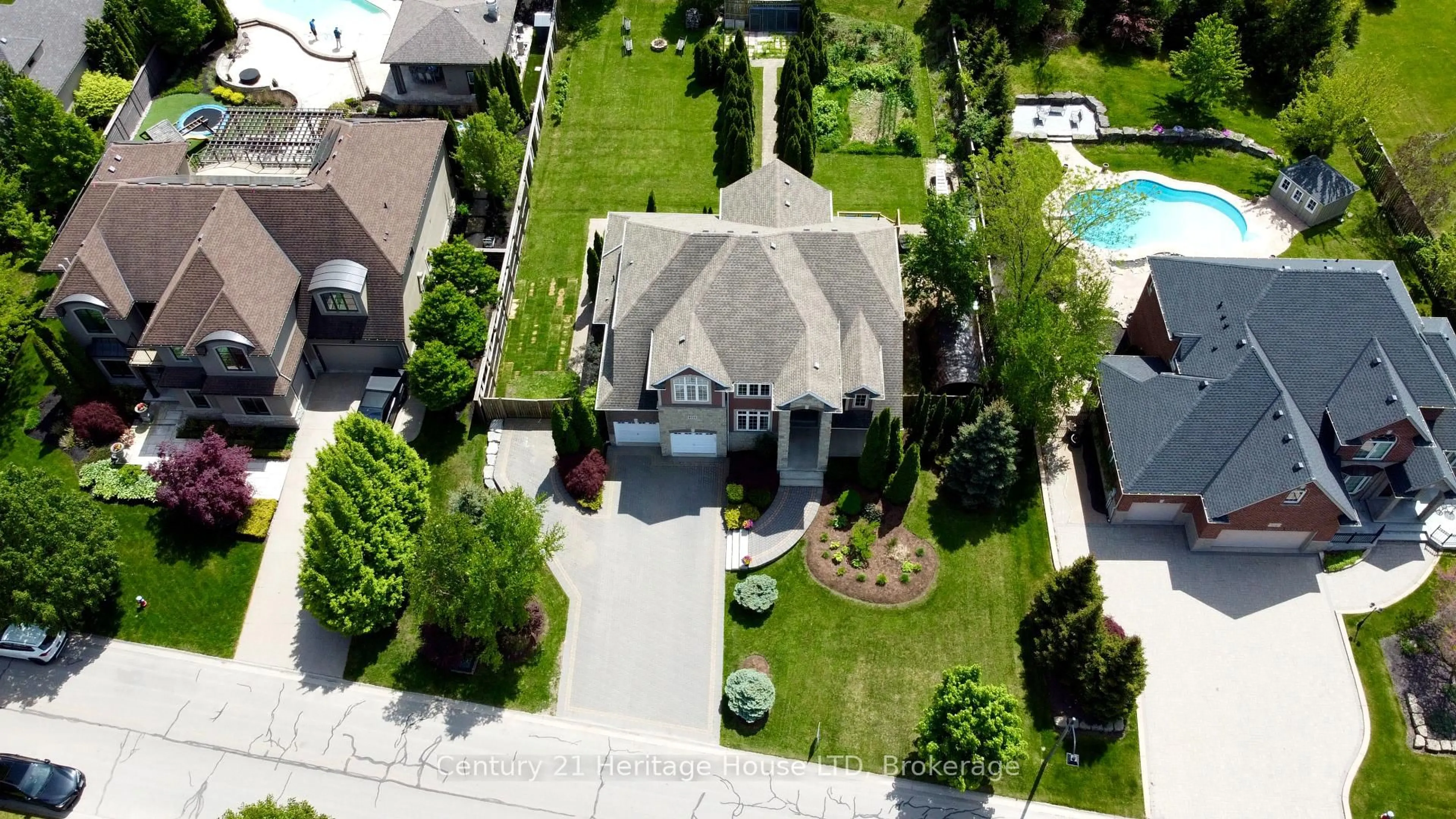 A pic from outside/outdoor area/front of a property/back of a property/a pic from drone, street for 6718 Domenic Cres, Niagara Falls Ontario L2J 4L5