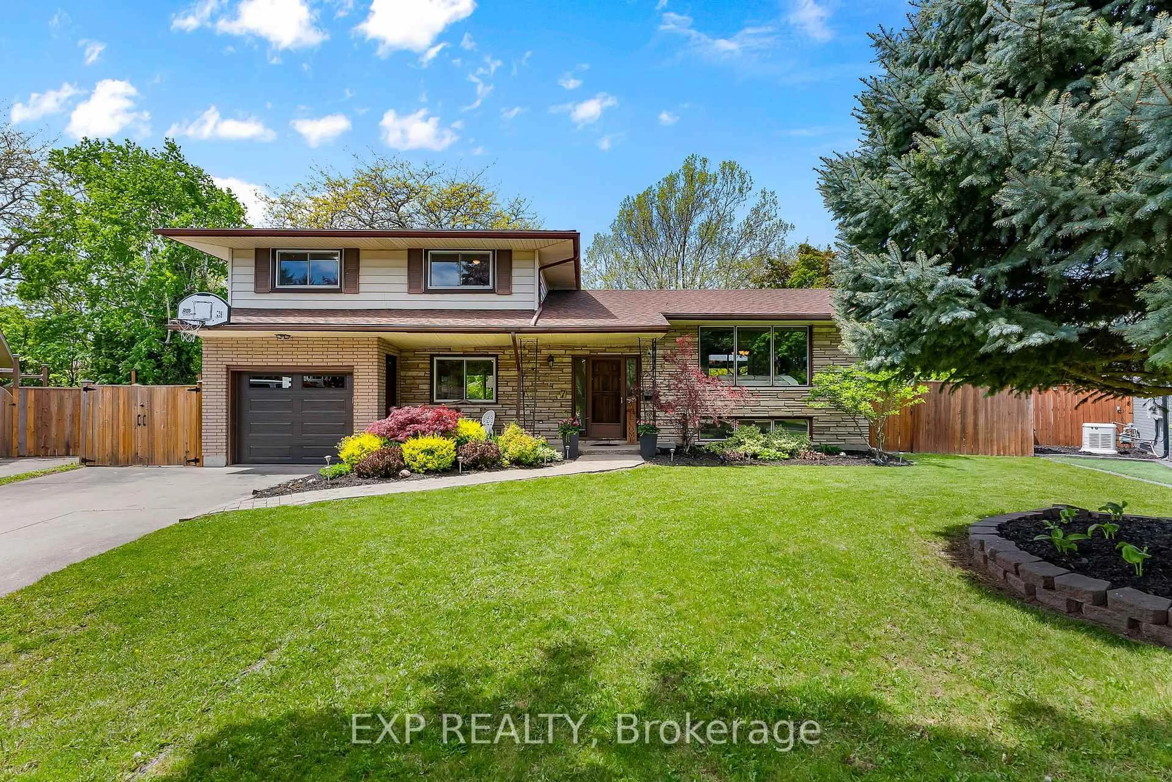 Home with brick exterior material, street for 7 Saturn Crt, St. Catharines Ontario L2M 2S9