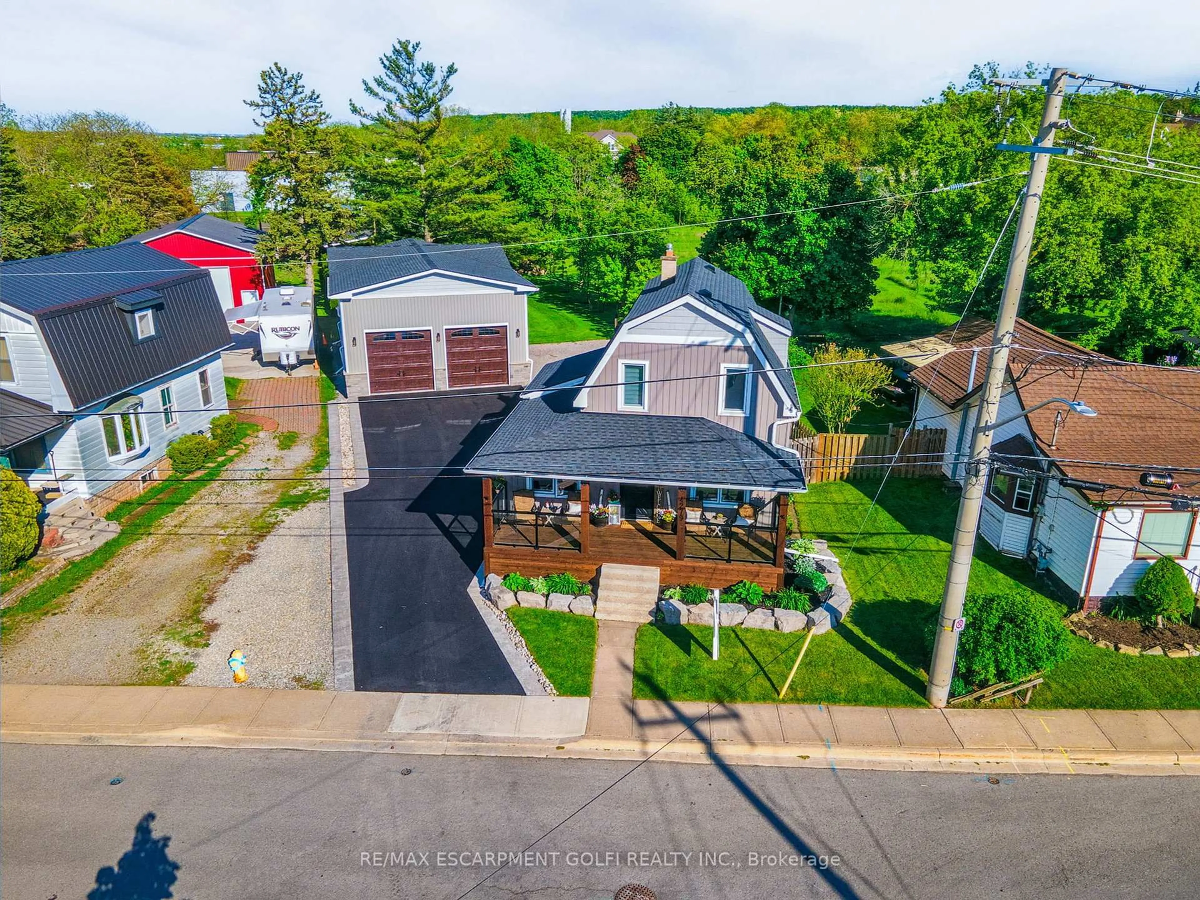 A pic from outside/outdoor area/front of a property/back of a property/a pic from drone, street for 4279 EAST Ave, Lincoln Ontario L0R 1B6