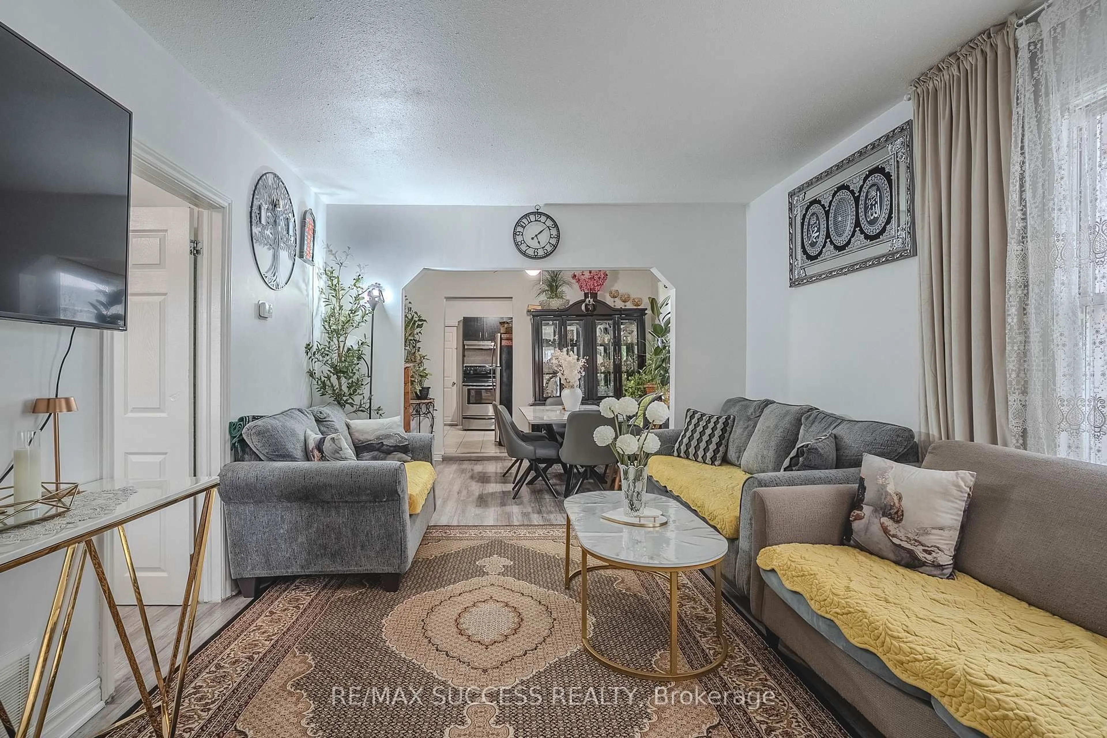 Living room with furniture, unknown for 78 Currie St, St. Catharines Ontario L2M 5N1