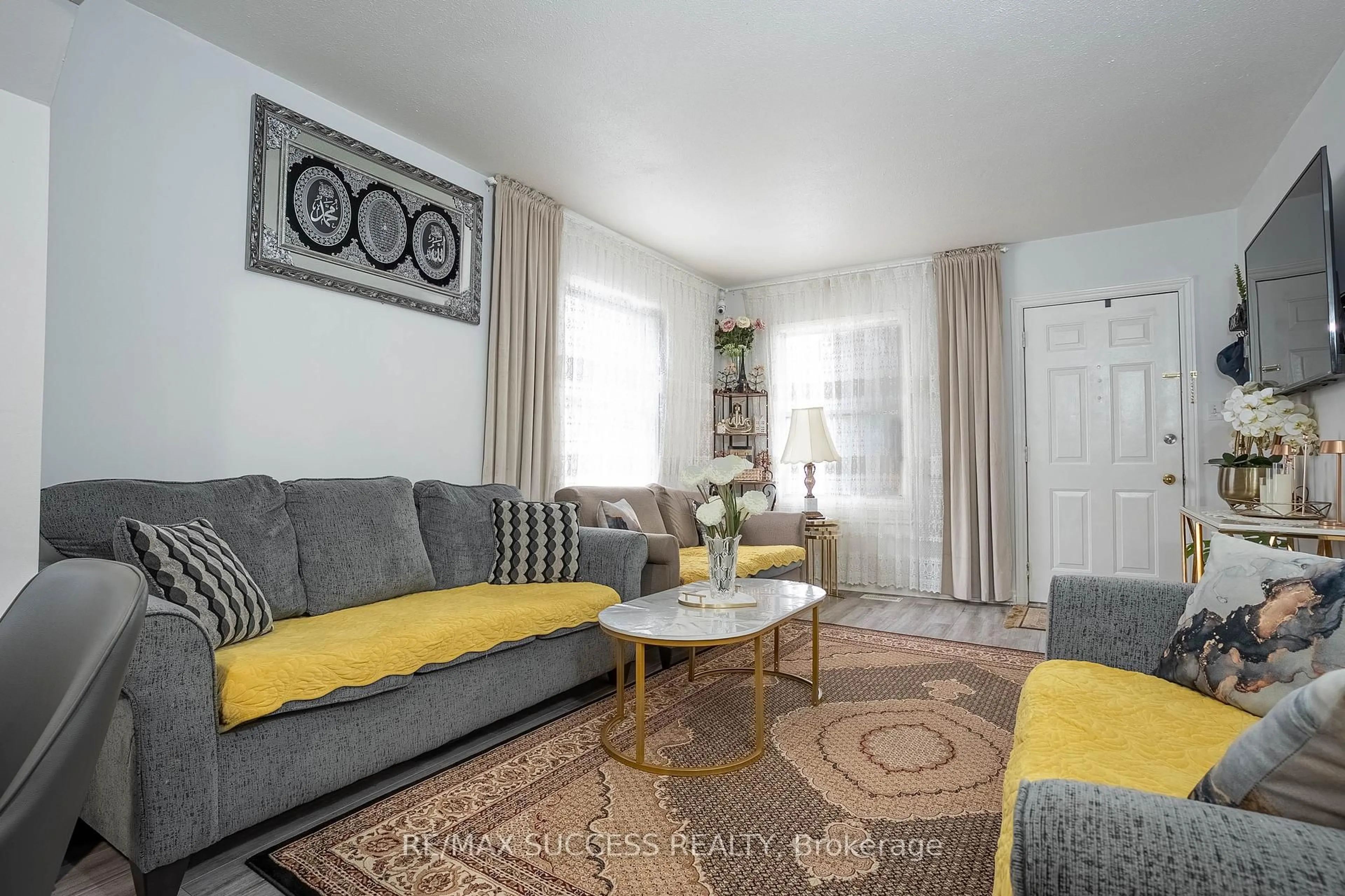 Living room with furniture, carpet floor for 78 Currie St, St. Catharines Ontario L2M 5N1