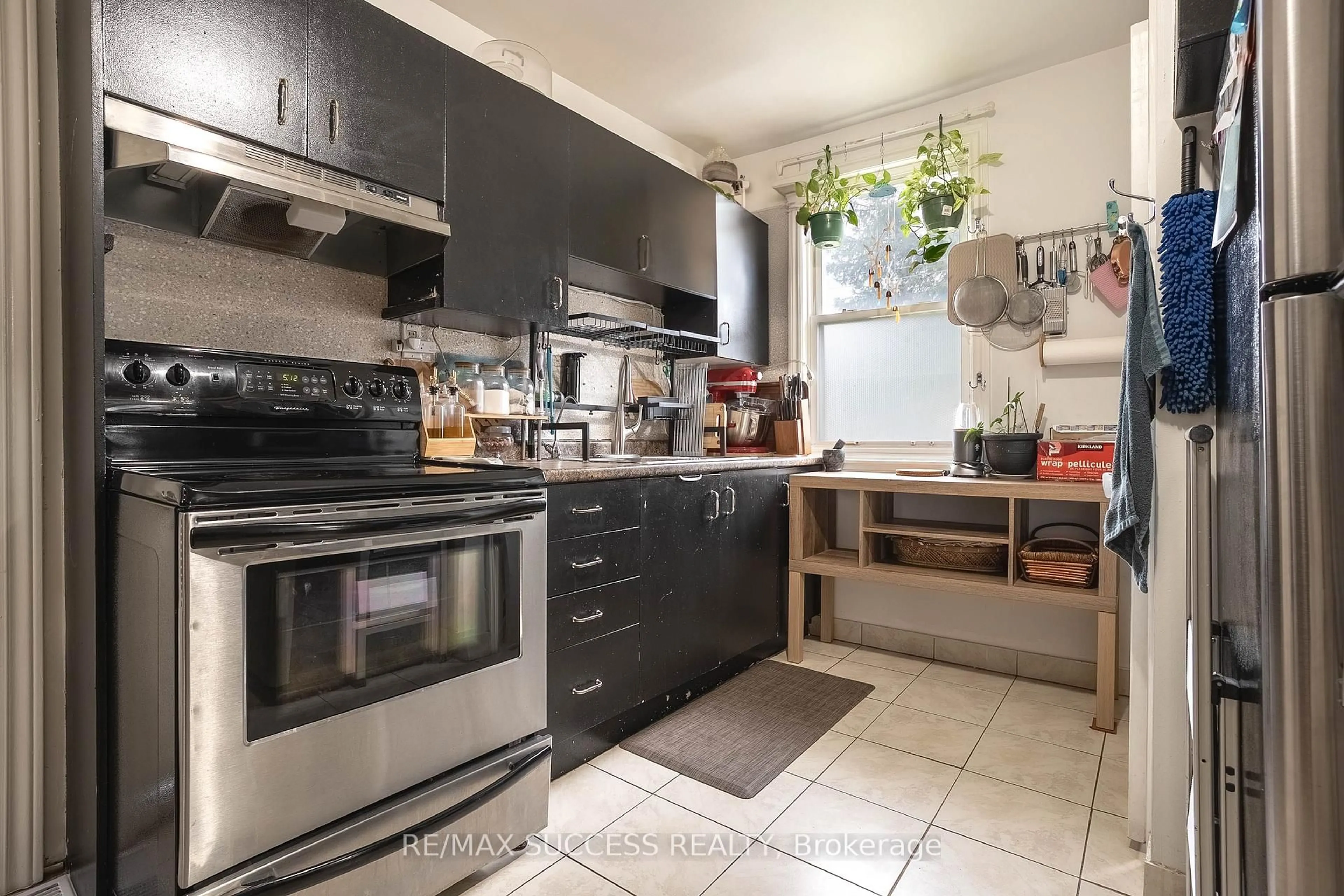 Standard kitchen, unknown for 78 Currie St, St. Catharines Ontario L2M 5N1