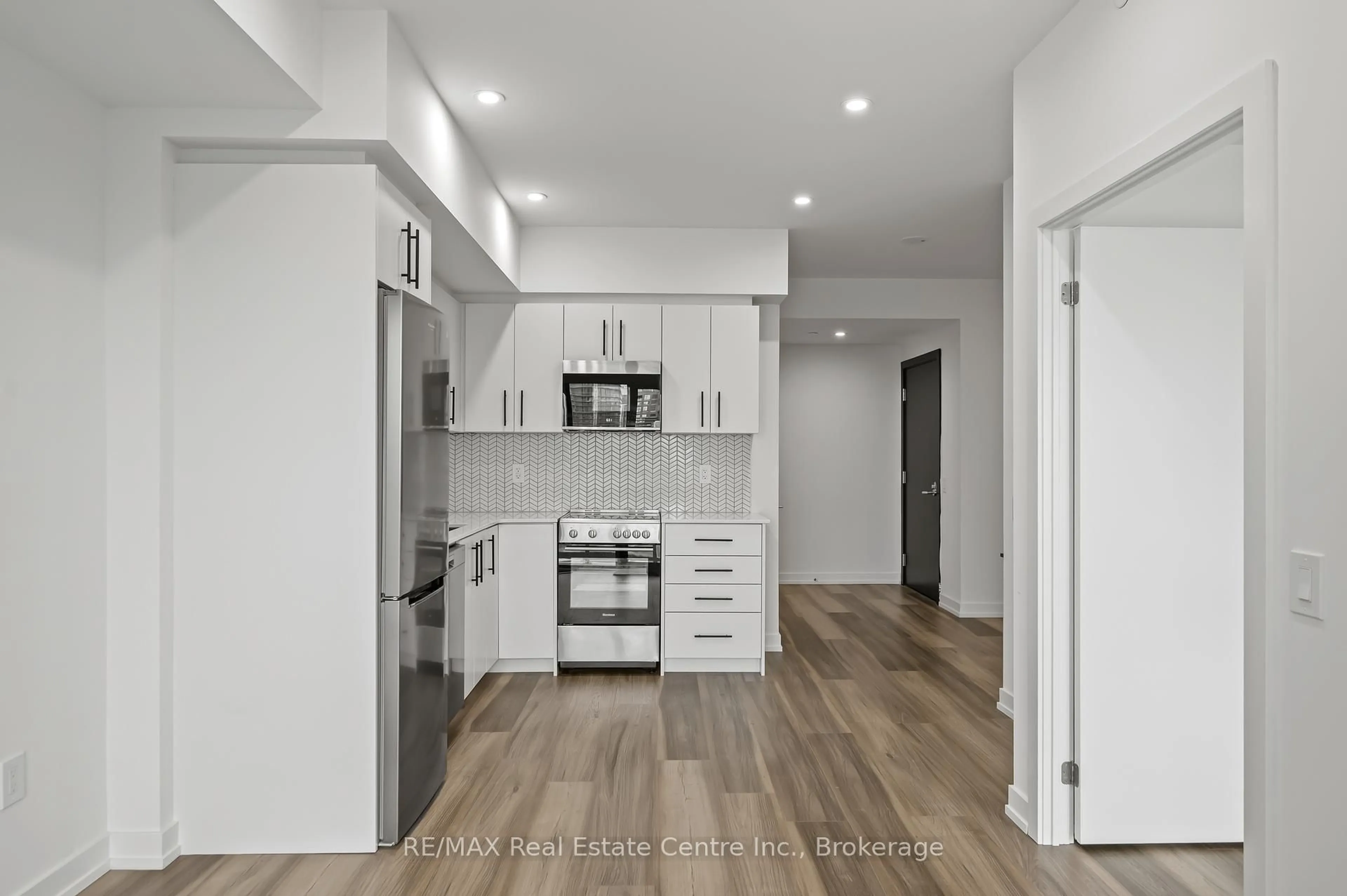 Open concept kitchen, wood/laminate floor for 5 Wellington St #414, Kitchener Ontario N2G 0E3