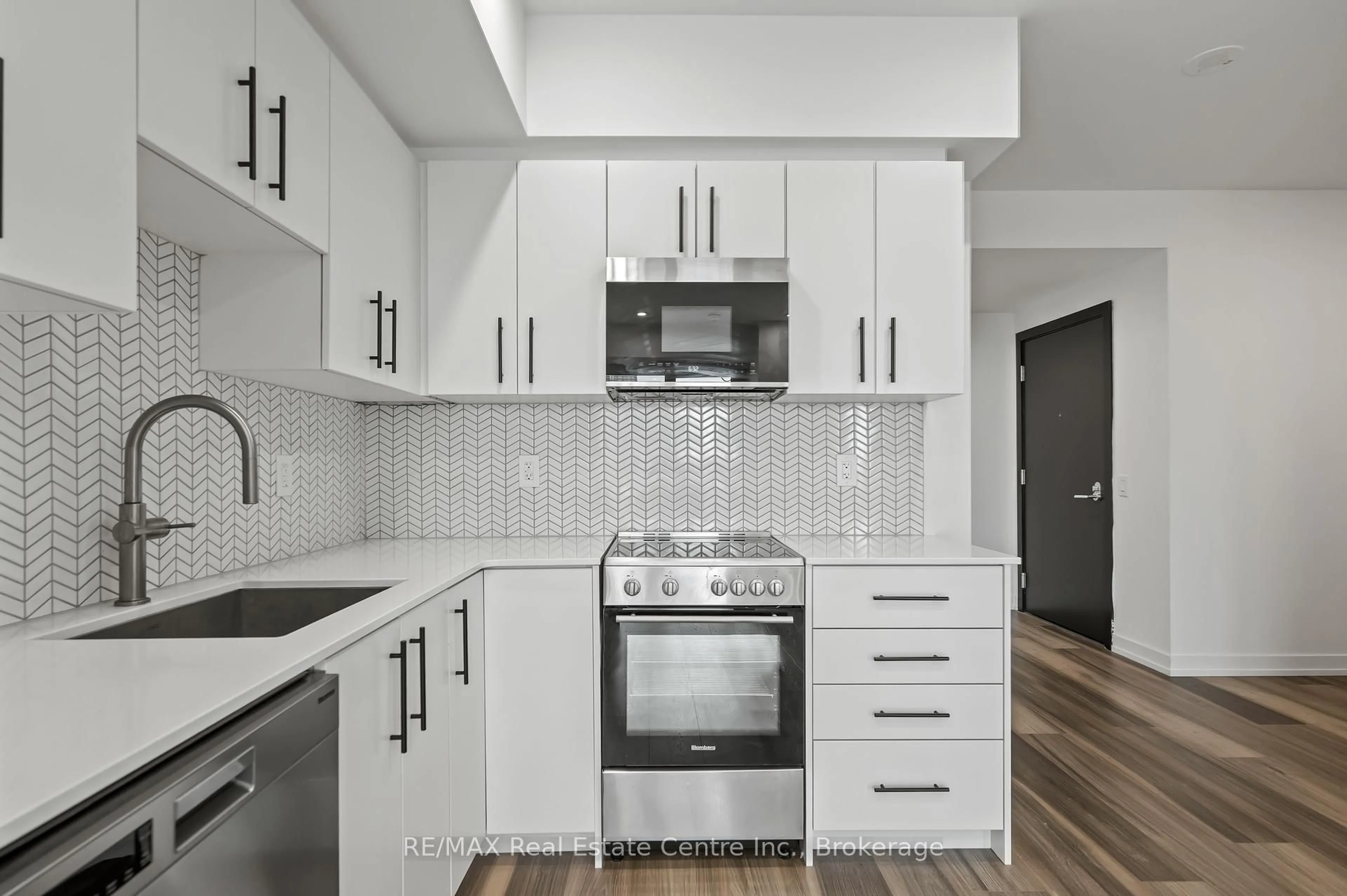 Standard kitchen, ceramic/tile floor for 5 Wellington St #414, Kitchener Ontario N2G 0E3