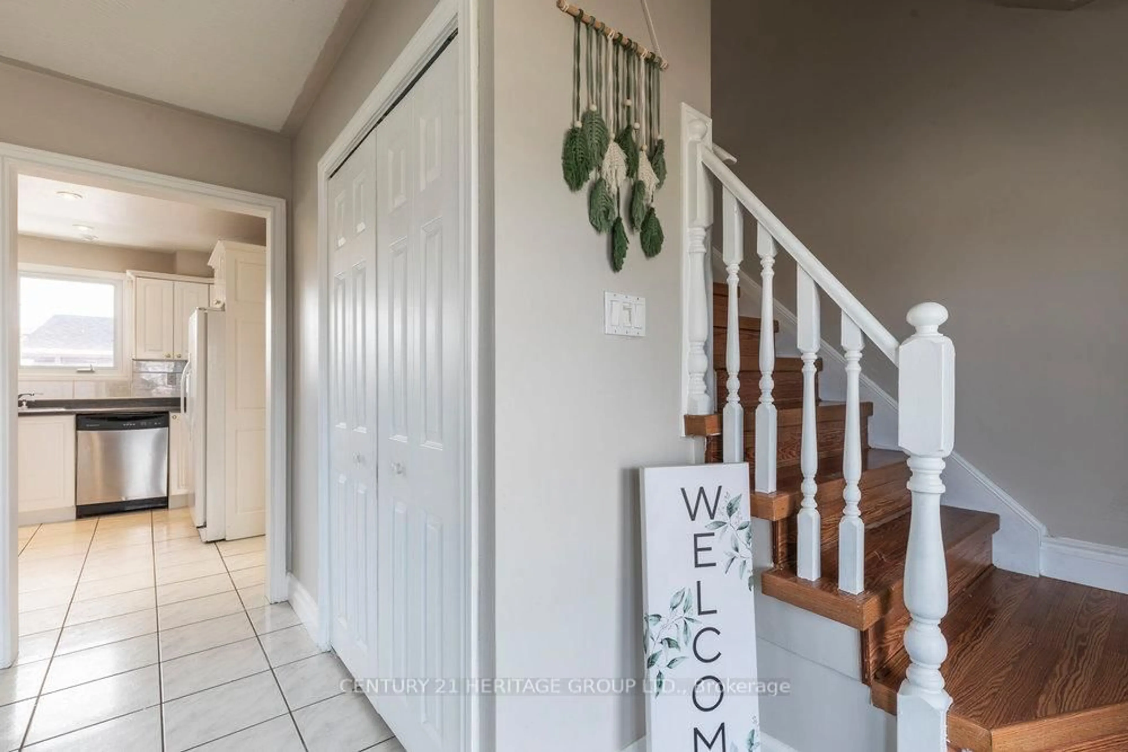 Indoor entryway for 66 Seaton Place Dr, Hamilton Ontario L8E 4B1
