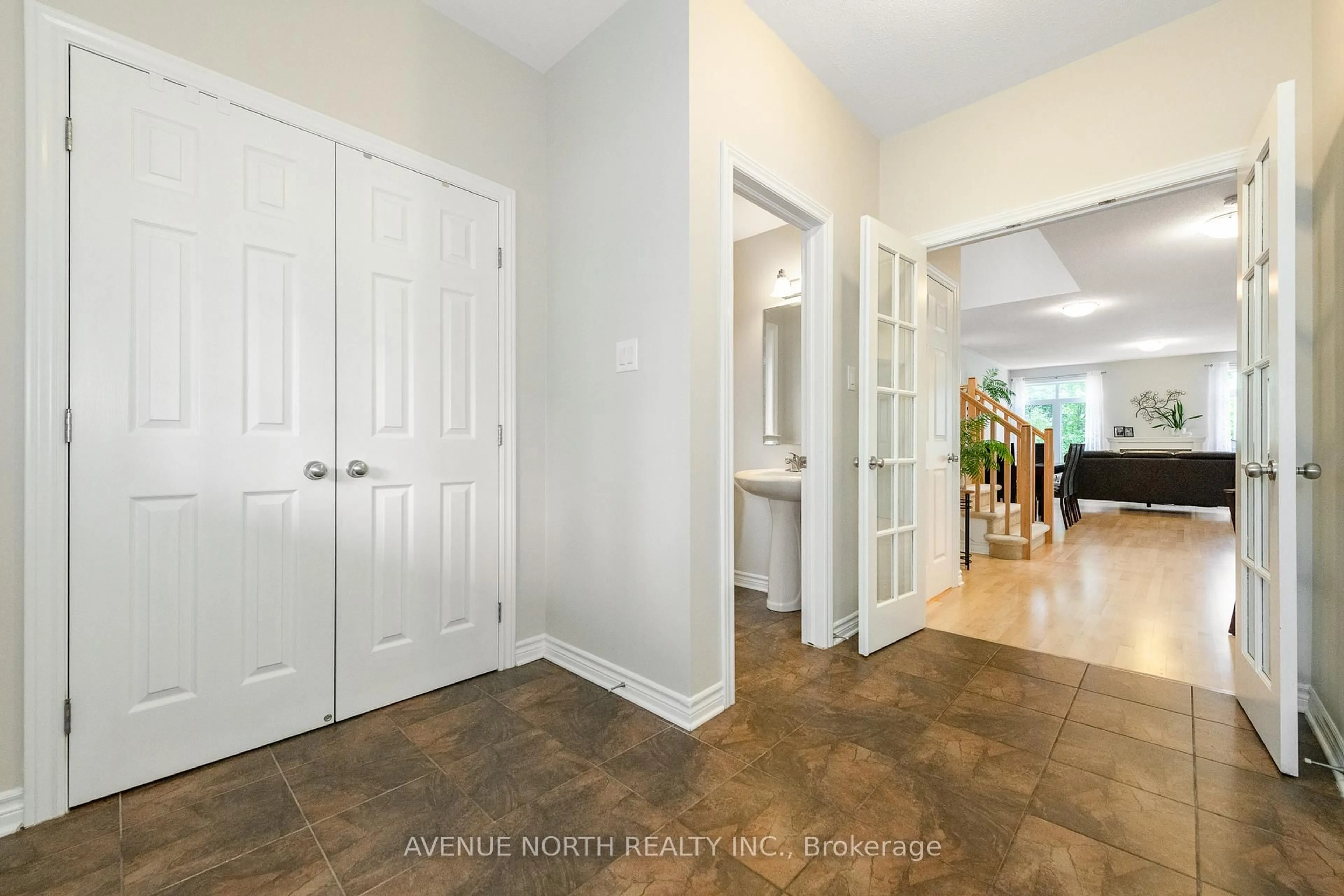Indoor entryway for 534 Golden Sedge Way, Ottawa Ontario K1T 0G5