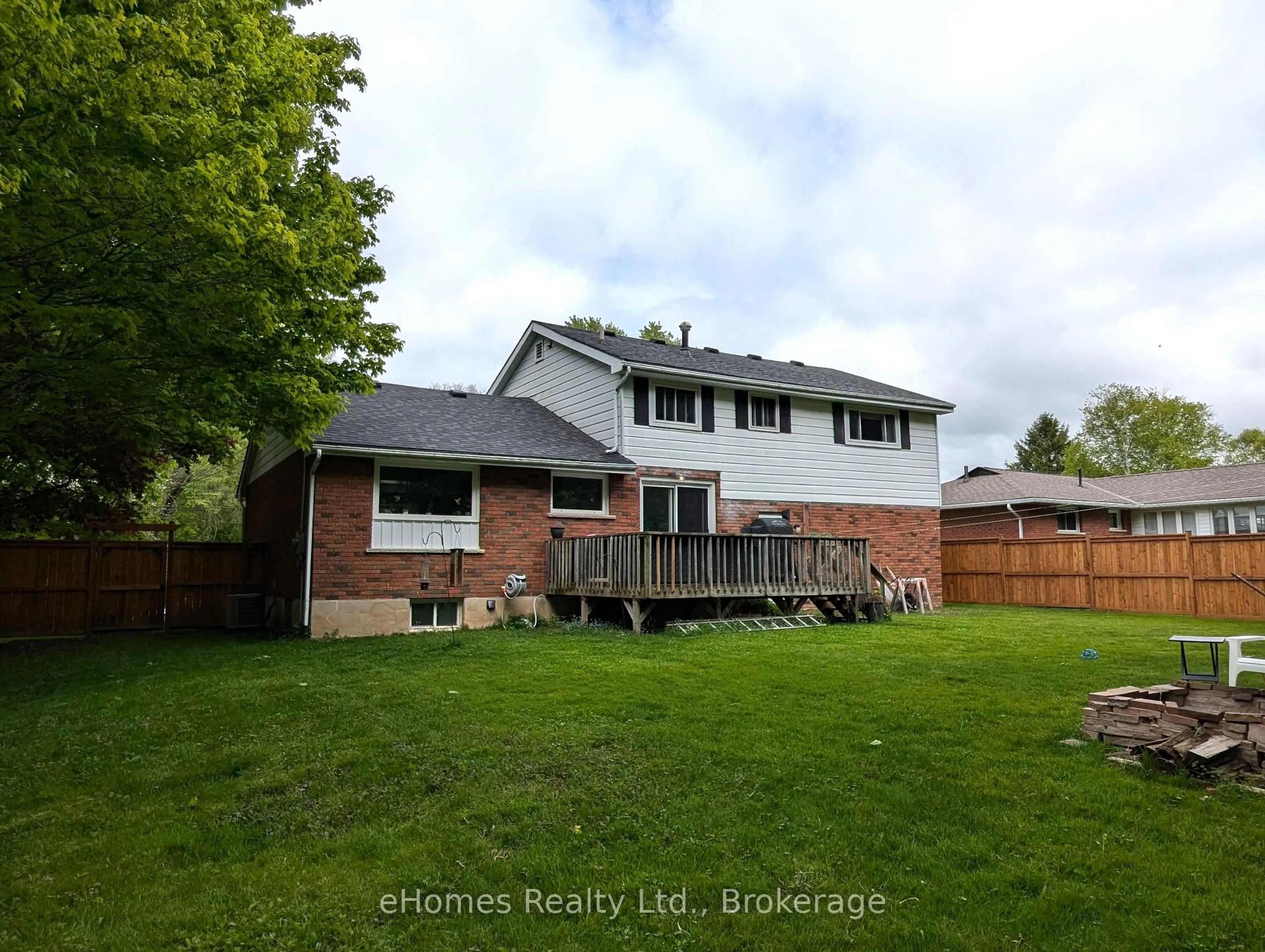 A pic from outside/outdoor area/front of a property/back of a property/a pic from drone, unknown for 791 20th St, Owen Sound Ontario N4K 4E1