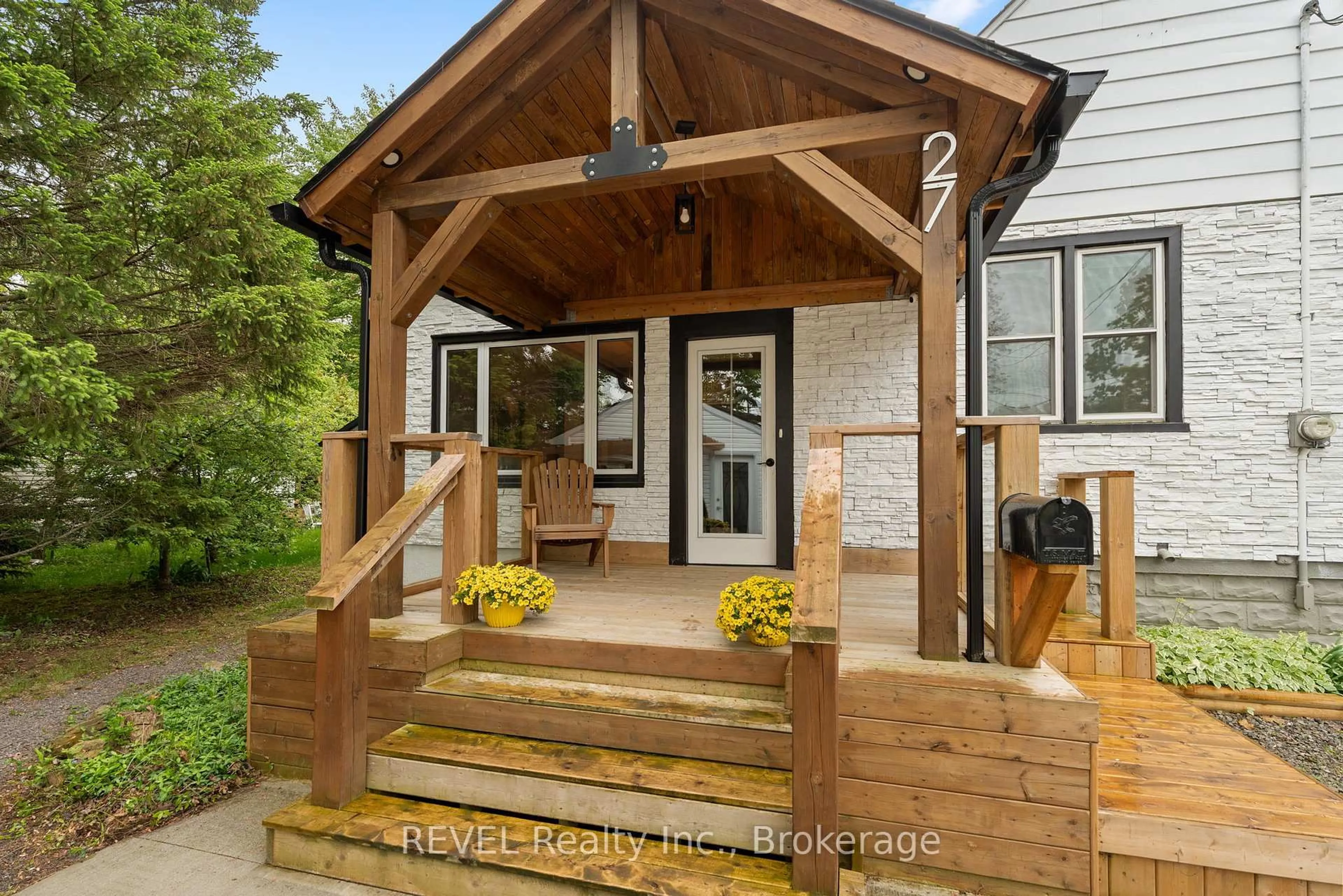 Indoor entryway for 27 Sumbler Rd, Welland Ontario L3C 3P1