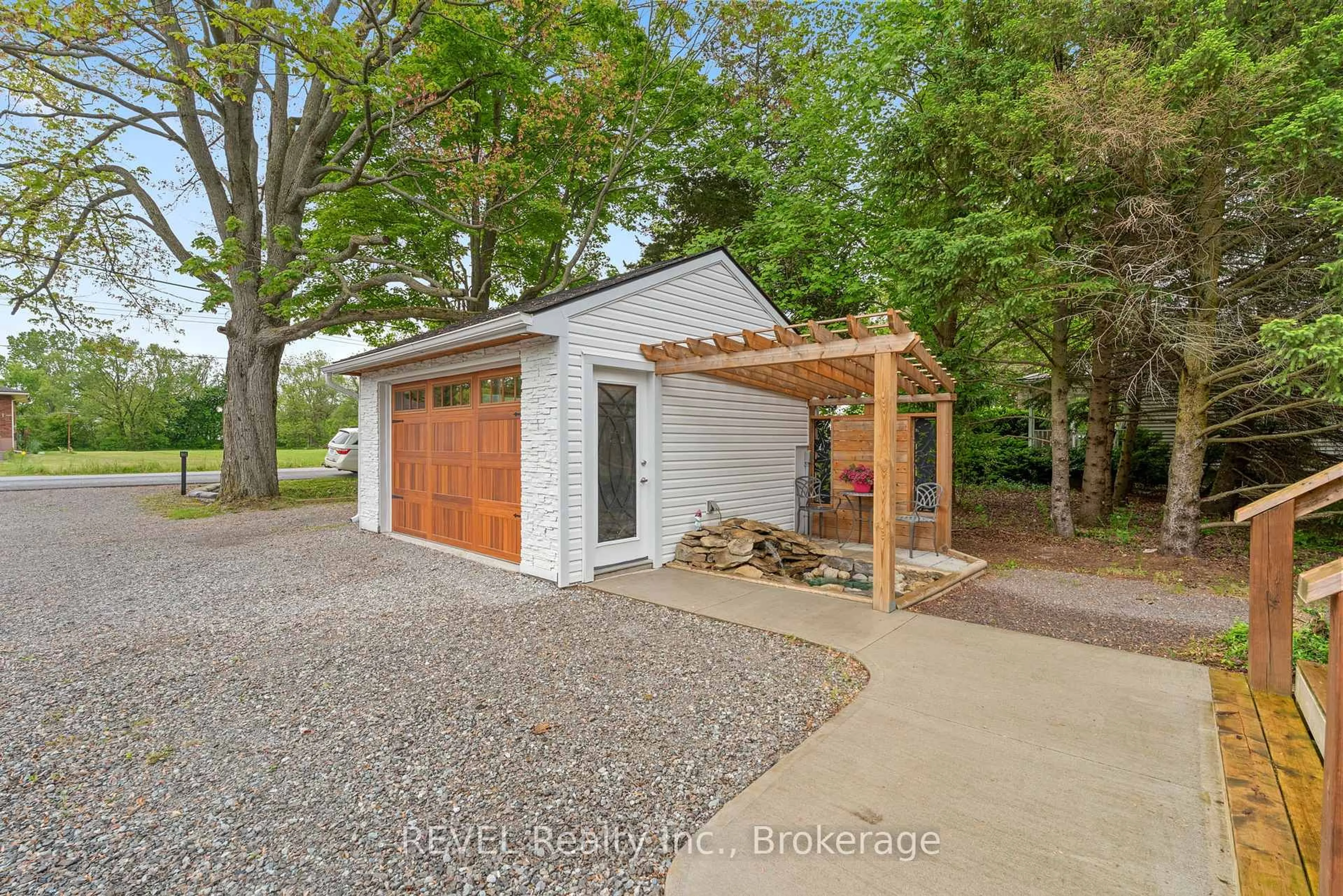 Indoor garage for 27 Sumbler Rd, Welland Ontario L3C 3P1