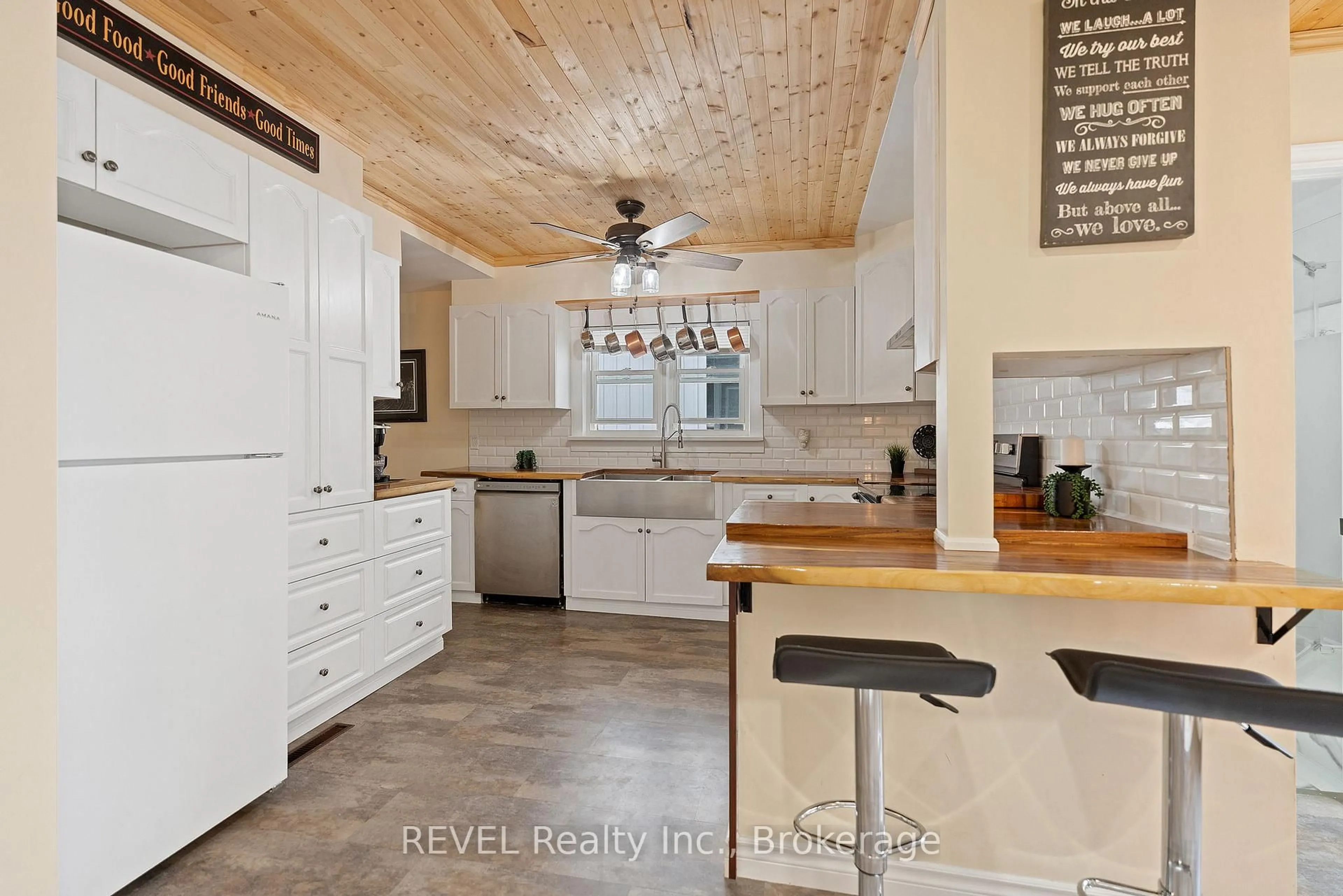 Open concept kitchen, ceramic/tile floor for 27 Sumbler Rd, Welland Ontario L3C 3P1