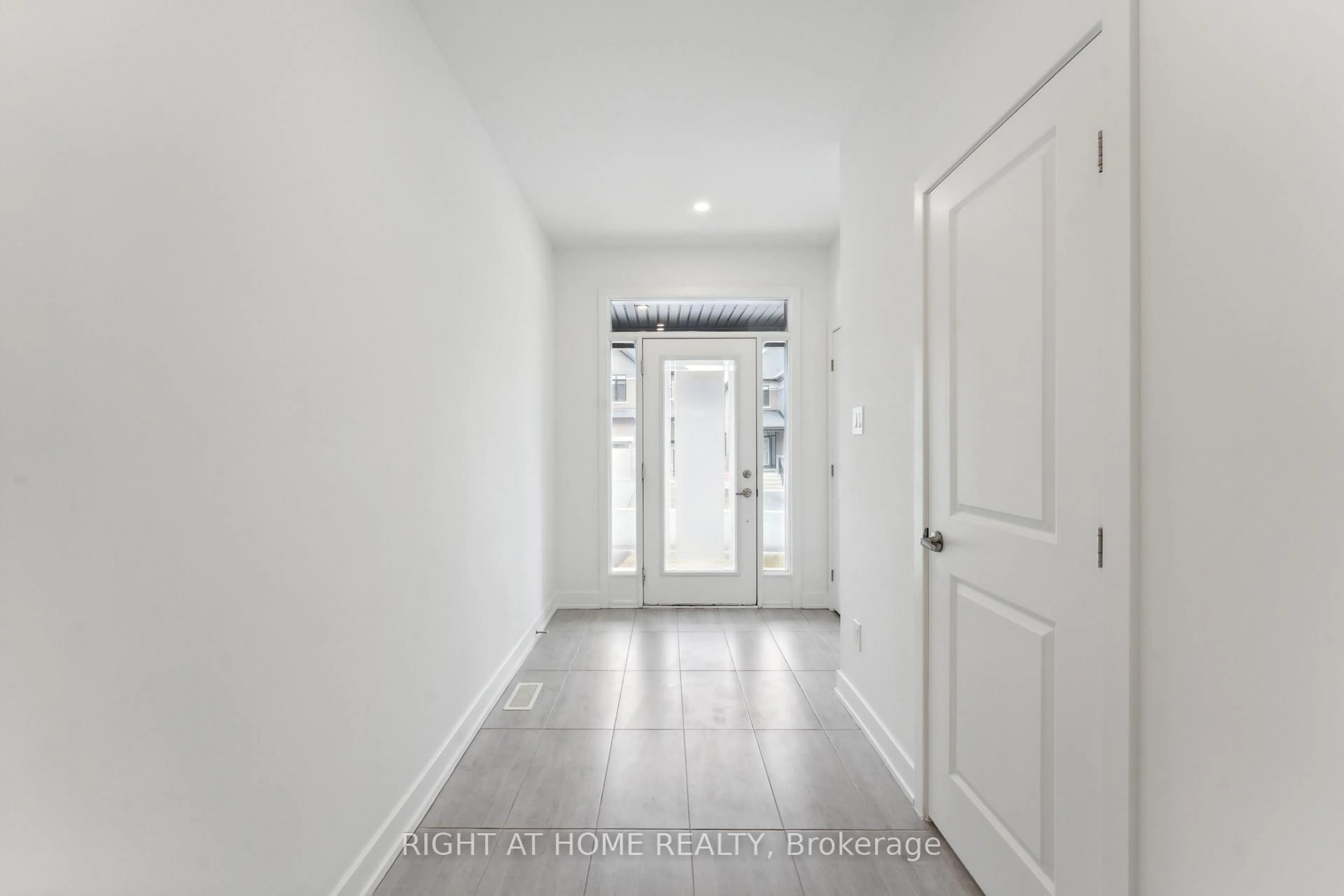 Indoor entryway for 16 Nettle Cres, Ottawa Ontario K1T 0W8