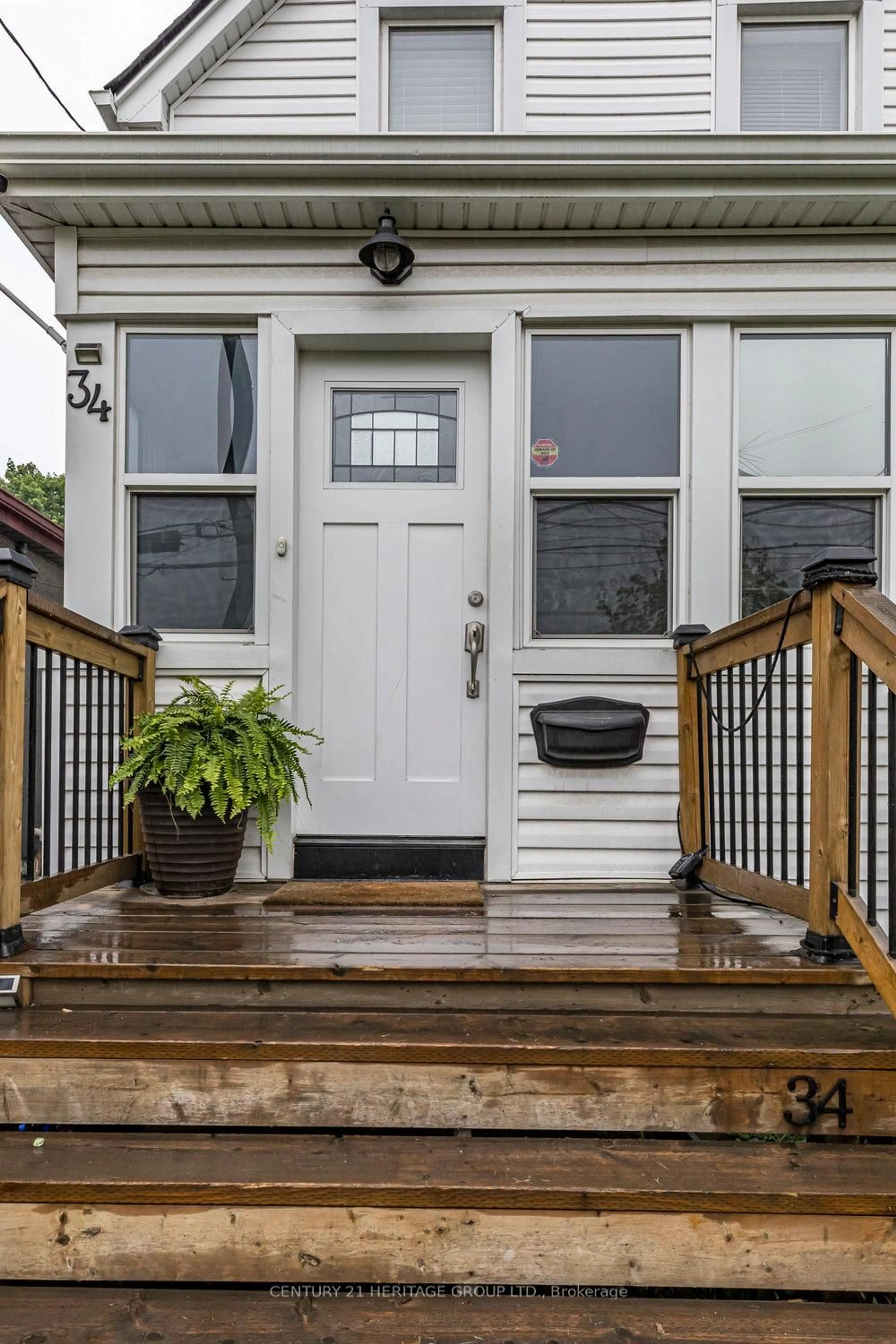 Indoor entryway for 34 Benson Ave, Hamilton Ontario L8H 3M9