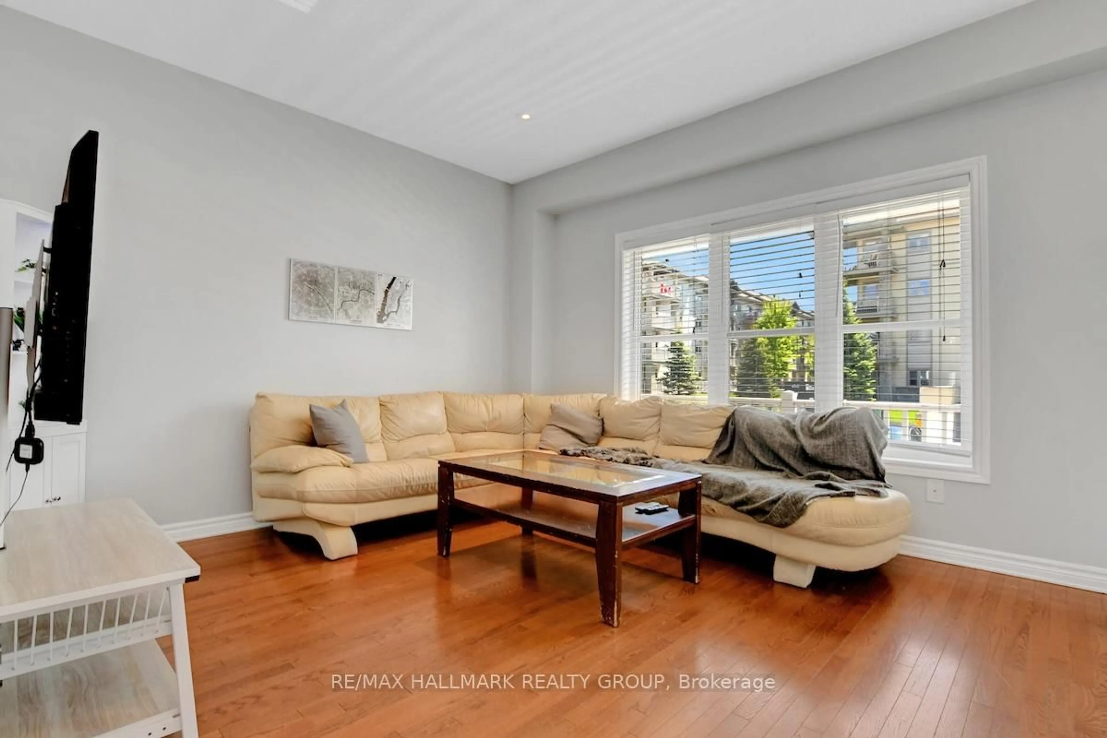 Living room with furniture, unknown for 136 Potts Private, Ottawa Ontario K4A 0N7