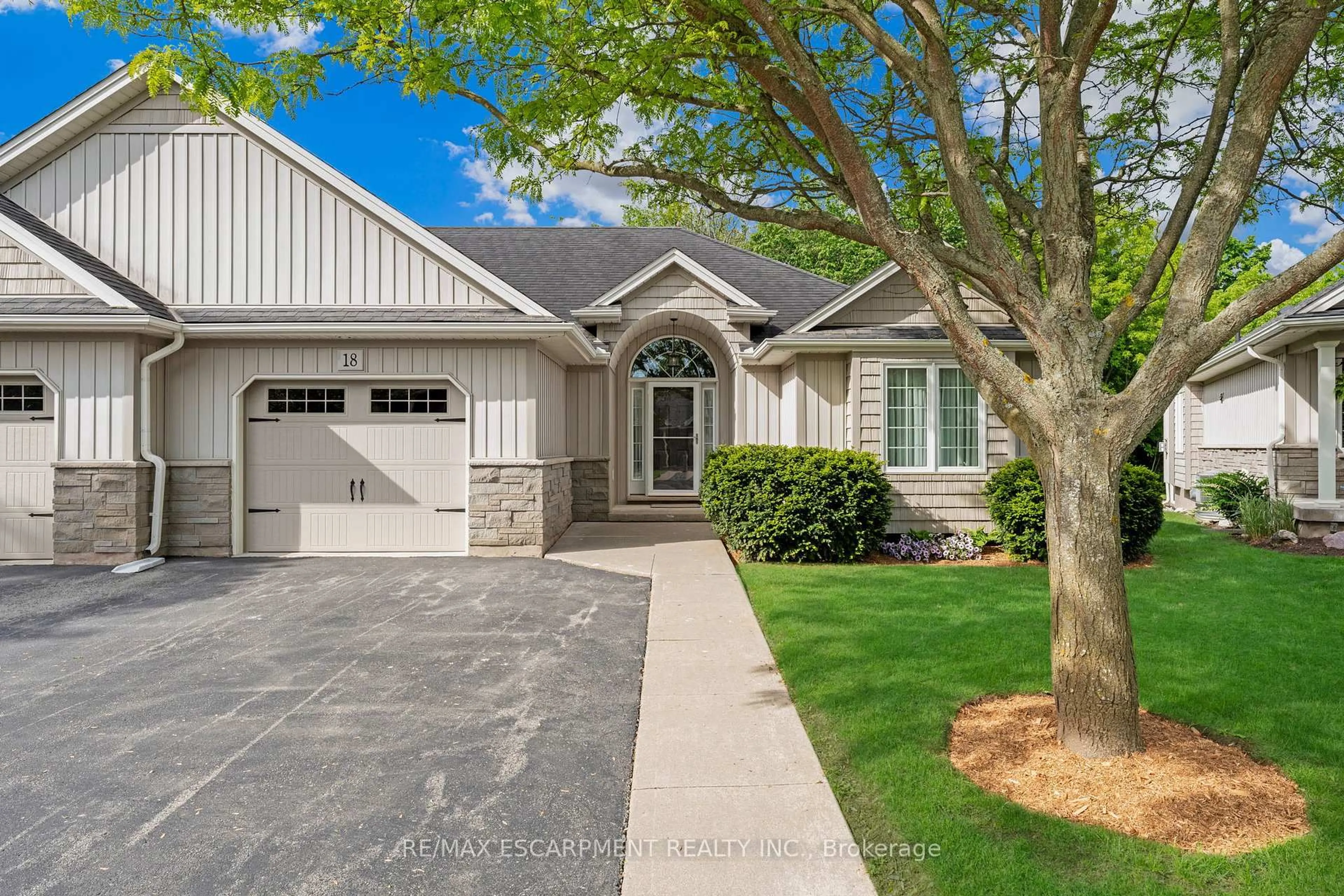 Home with vinyl exterior material, street for 18 Riverside Circ, West Lincoln Ontario L0R 2A0