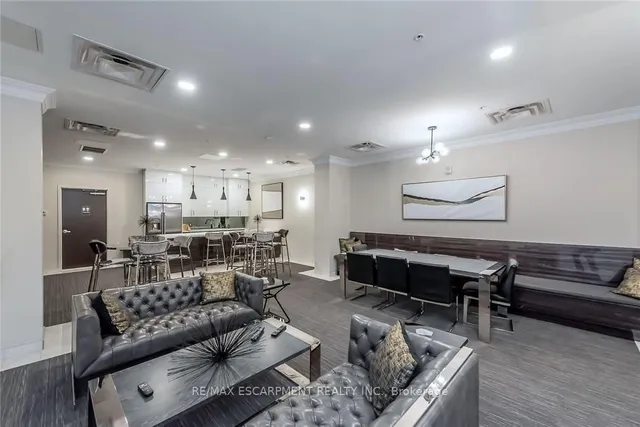Additional property image - 112 King St Unit 705