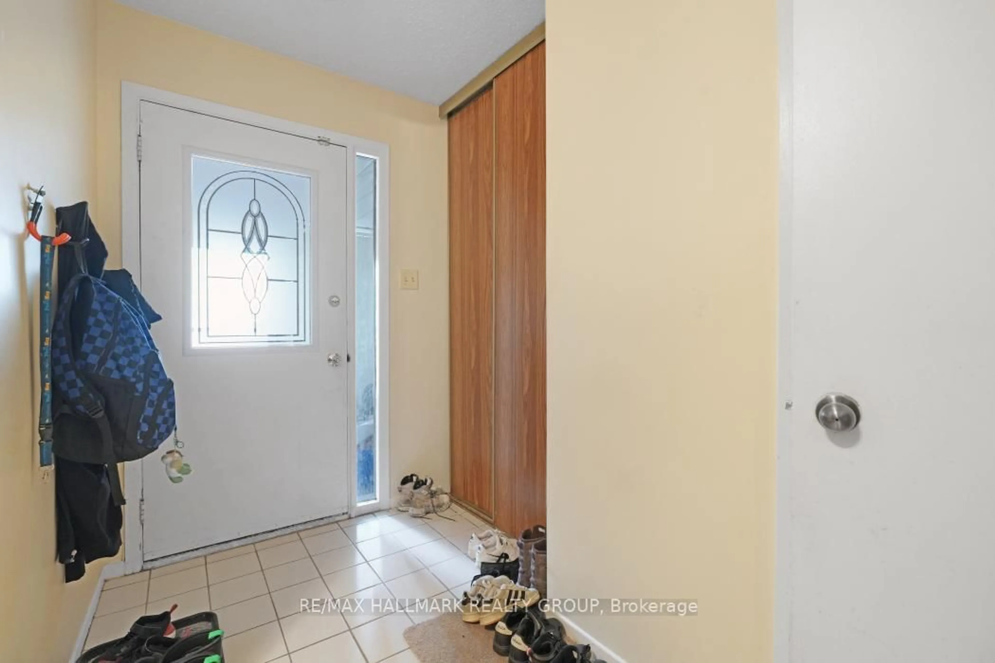 Indoor entryway for 24 Erin Cres, Ottawa Ontario K1V 9Z2