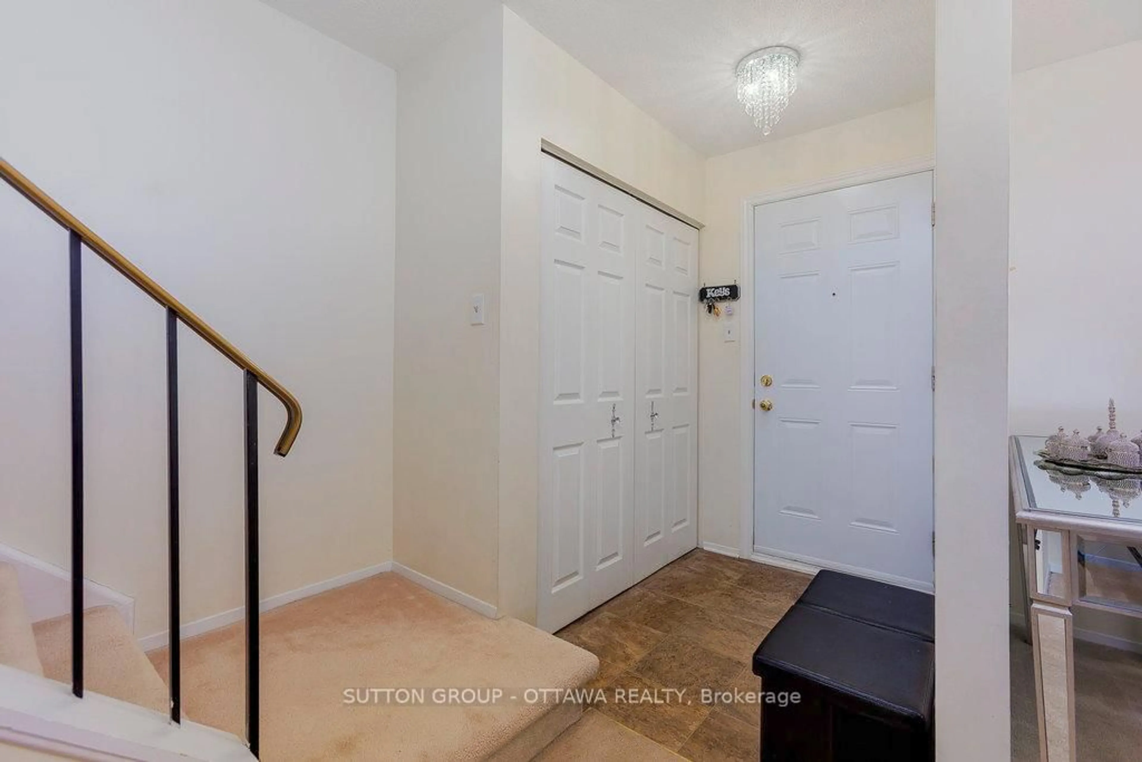 Indoor entryway for 1951 Greenvale Lane, Ottawa Ontario K1C 6E2